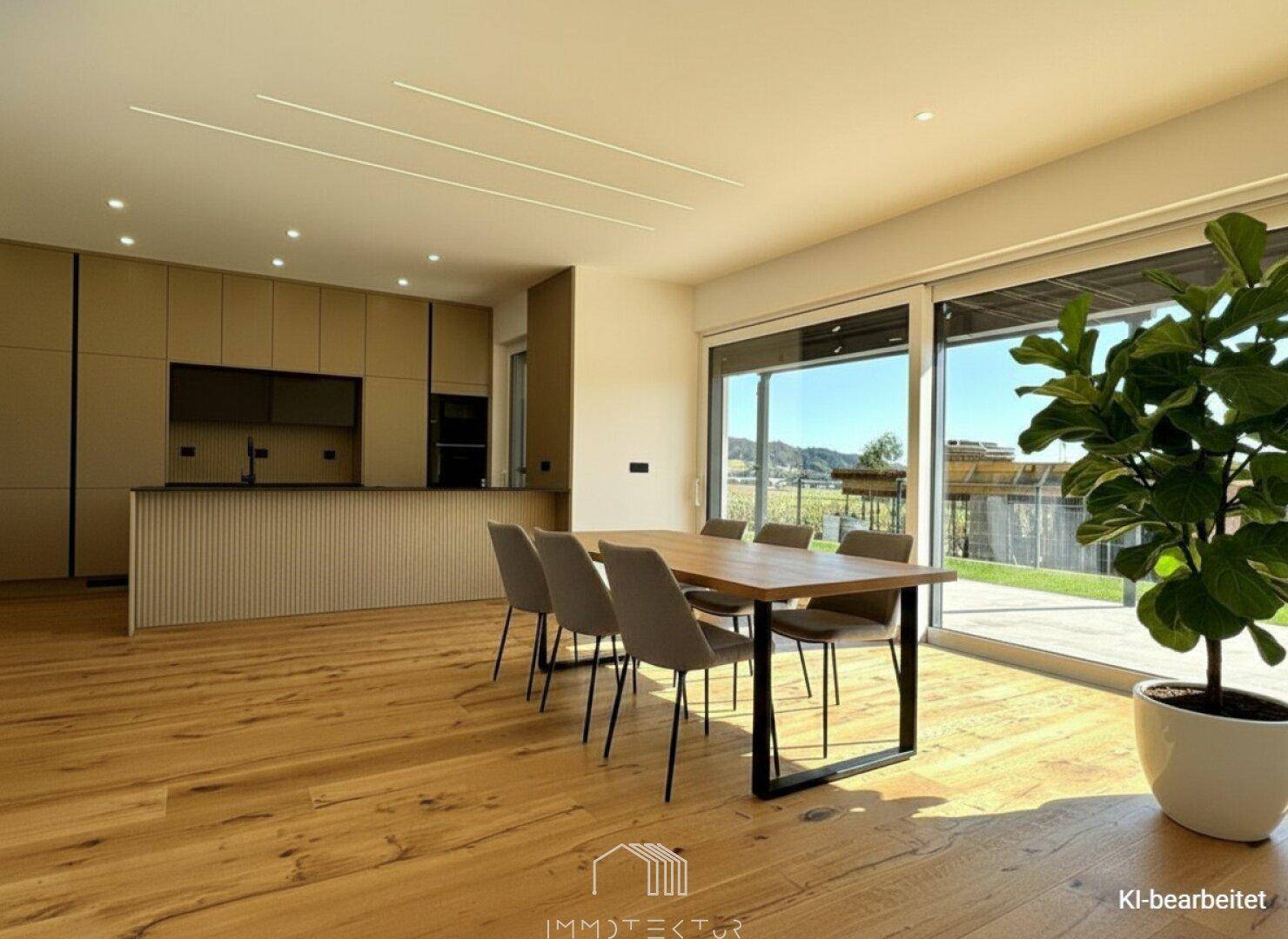 Moderner Essbereich mit Holztisch, Stühlen und Blick auf die offene Küche und den Garten.