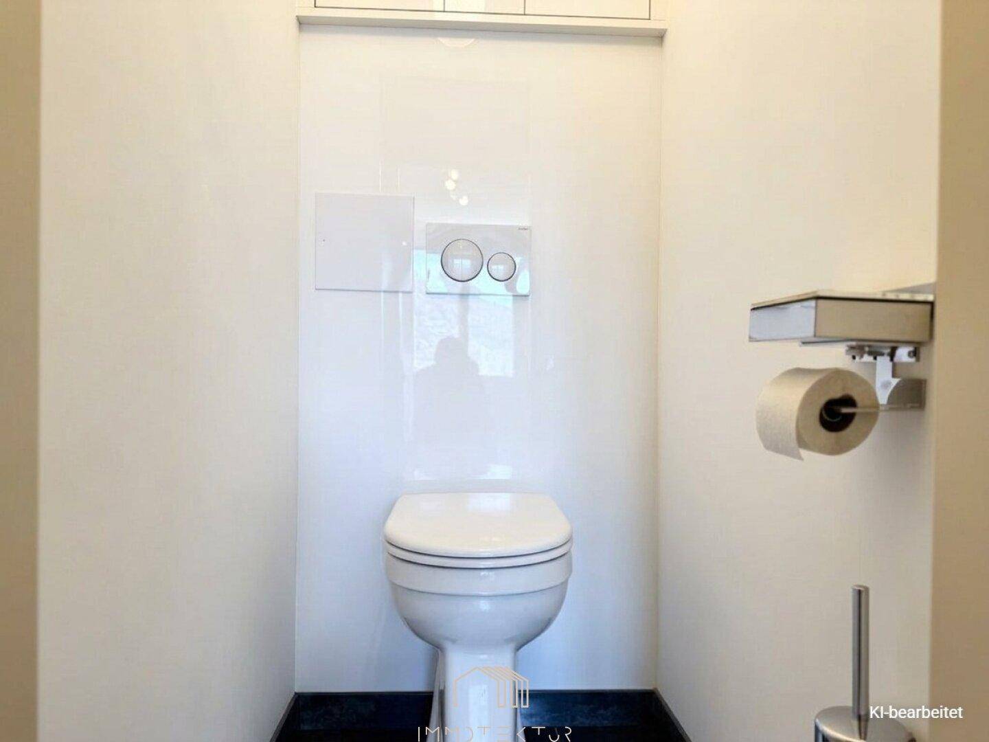 Modernes WC mit wandhängender Toilette, dunklem Fliesenboden und minimalistischem Design.