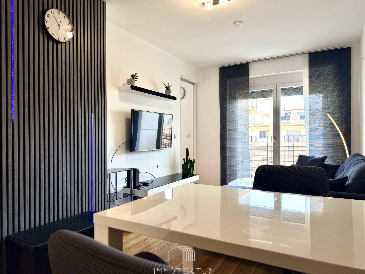Heller Wohn- und Essbereich mit Holzboden und modernem Design.