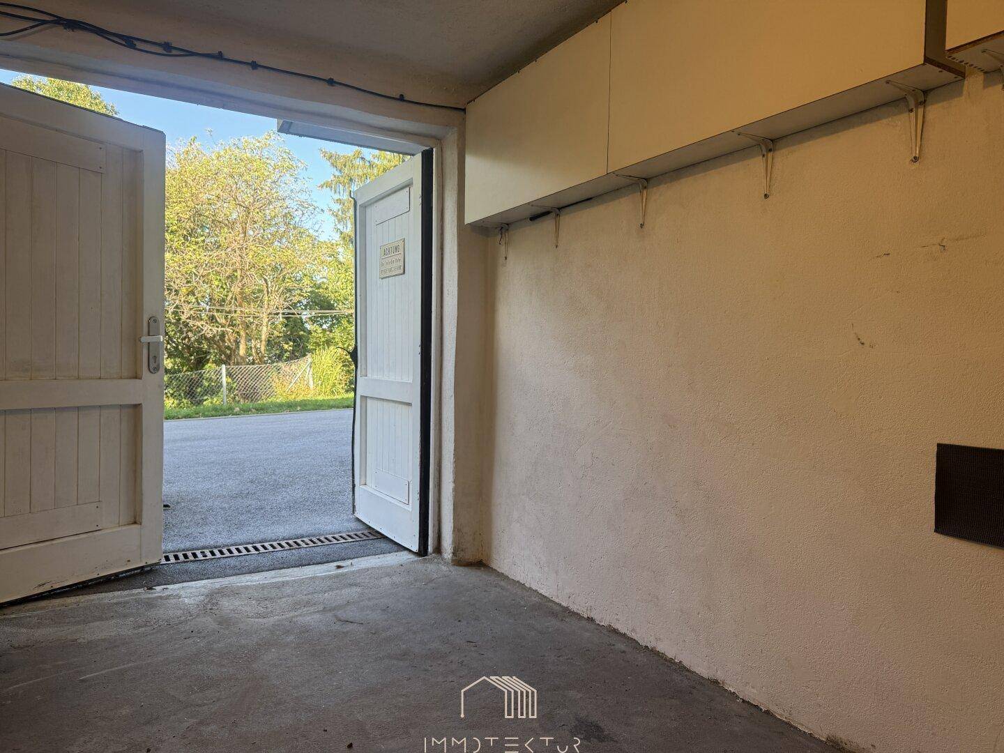 Geräumige Garage mit Betonboden und direktem Zugang zum Außenbereich.