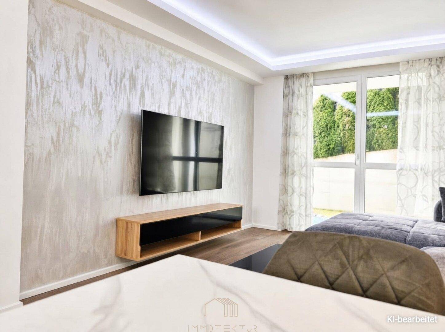 Detailansicht der modernen TV-Wand im Wohnzimmer mit strukturiertem Design und Blick ins Grüne.