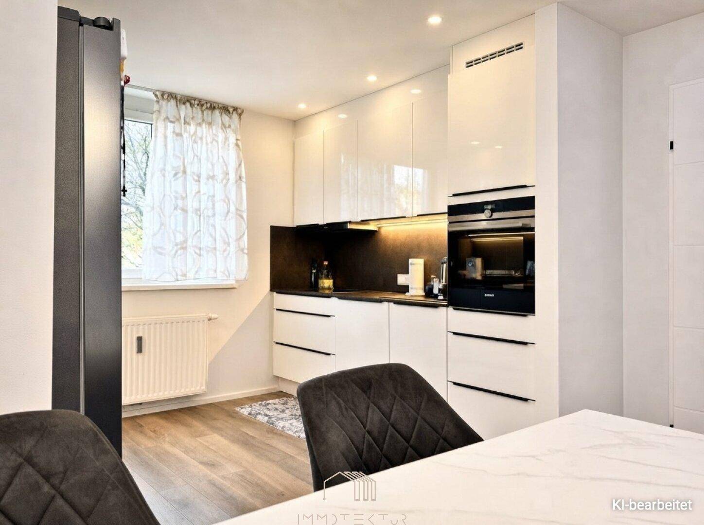 Stilvolle Einbauküche mit weißen Hochglanzfronten, integriertem Backofen und viel Stauraum.