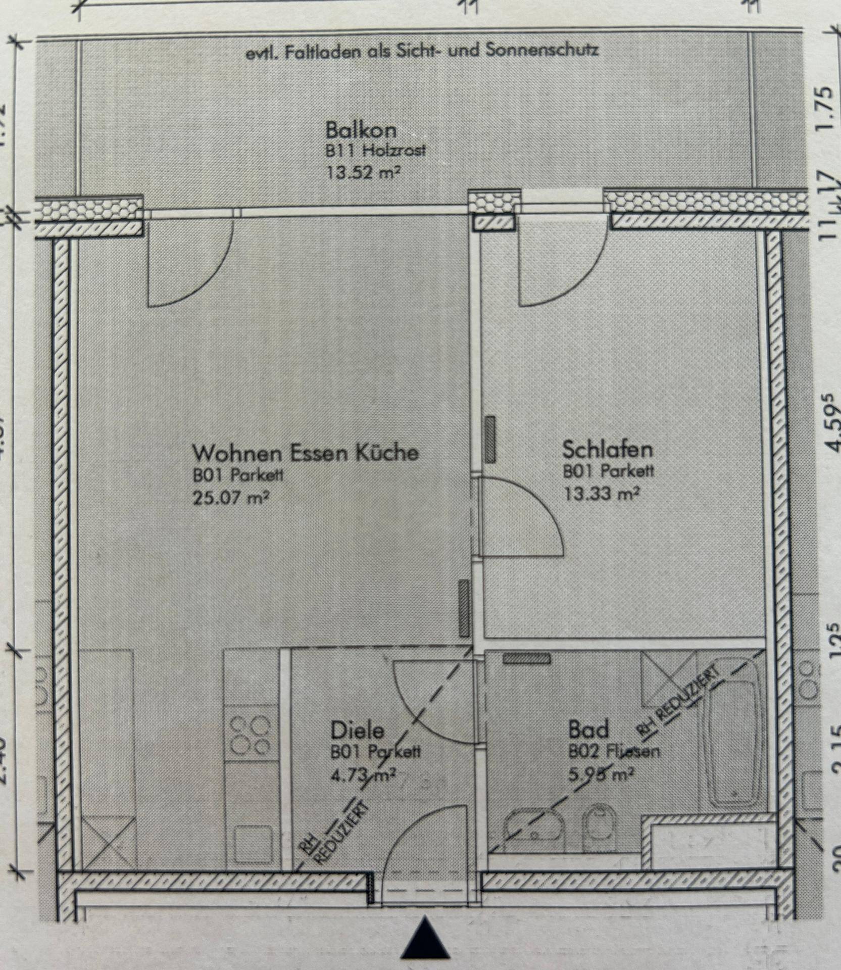 Grundriss einer Wohnung mit offenem Wohn-Essbereich, Schlafzimmer, Bad und großem Balkon.
