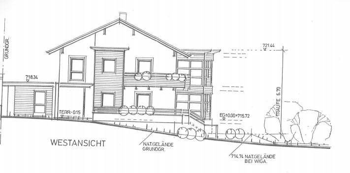 Architektonische Westansicht des Gebäudes mit Balkonen und Terrassen.