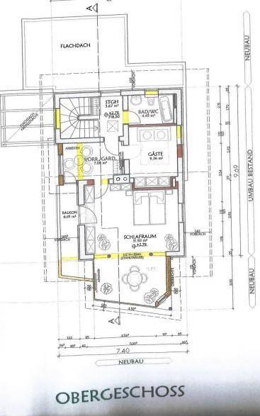 Grundriss des Obergeschosses mit Schlafzimmer, Bad, Gästezimmer und Balkon.
