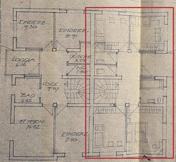 Grundriss des Obergeschosses mit mehreren Kinderzimmern, Elternschlafzimmer, Bad, Dusche und Loggia.