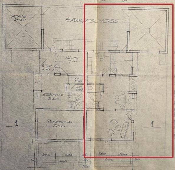 Grundriss des Erdgeschosses mit Wohnraum, Essdiele, Küche, WC und integrierter Garage.