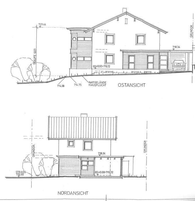 Architektonische Ost- und Nordansichten des Hauses mit Satteldach und Carport.