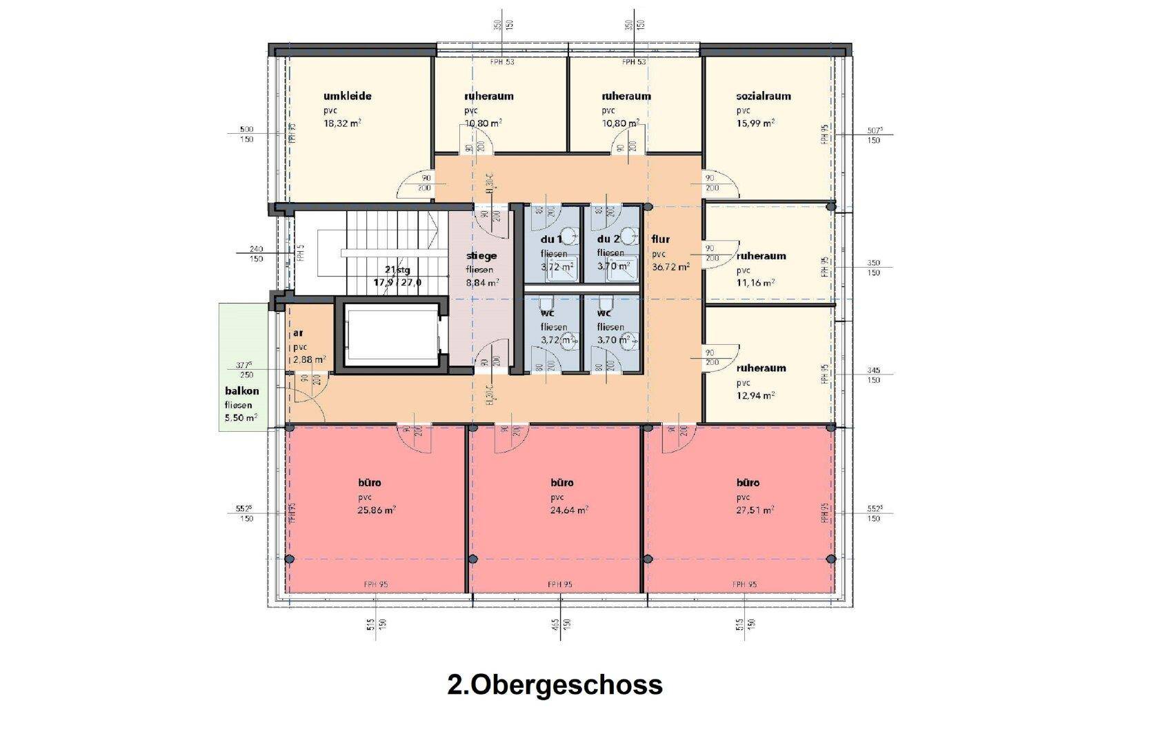 Grundriss des zweiten Obergeschosses des Bürokomplexes mit Büros, Ruheräumen, Umkleiden und Balkon.