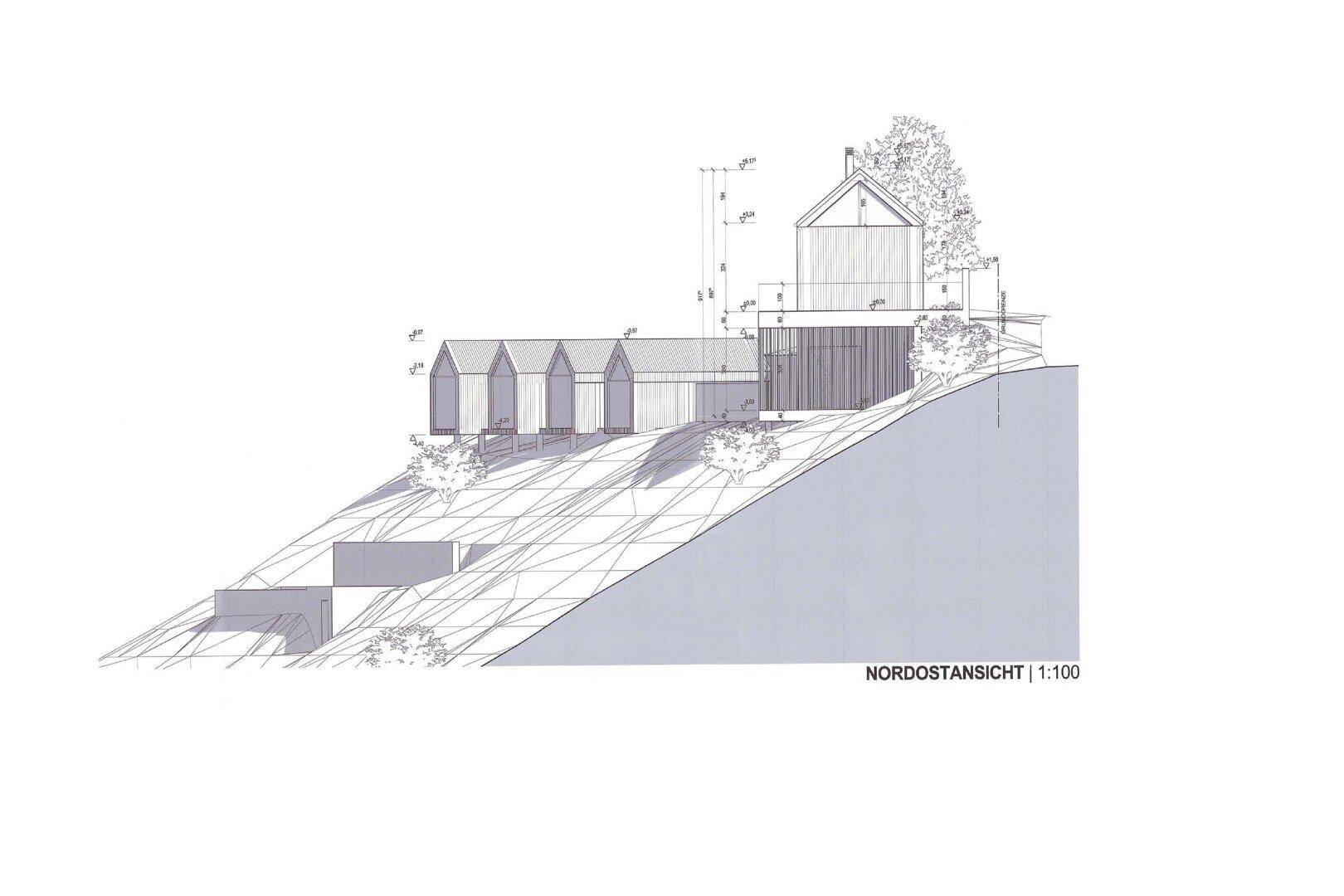 Architektonische Nordostansicht des Hauses, die die Hanglage und die Struktur zeigt.