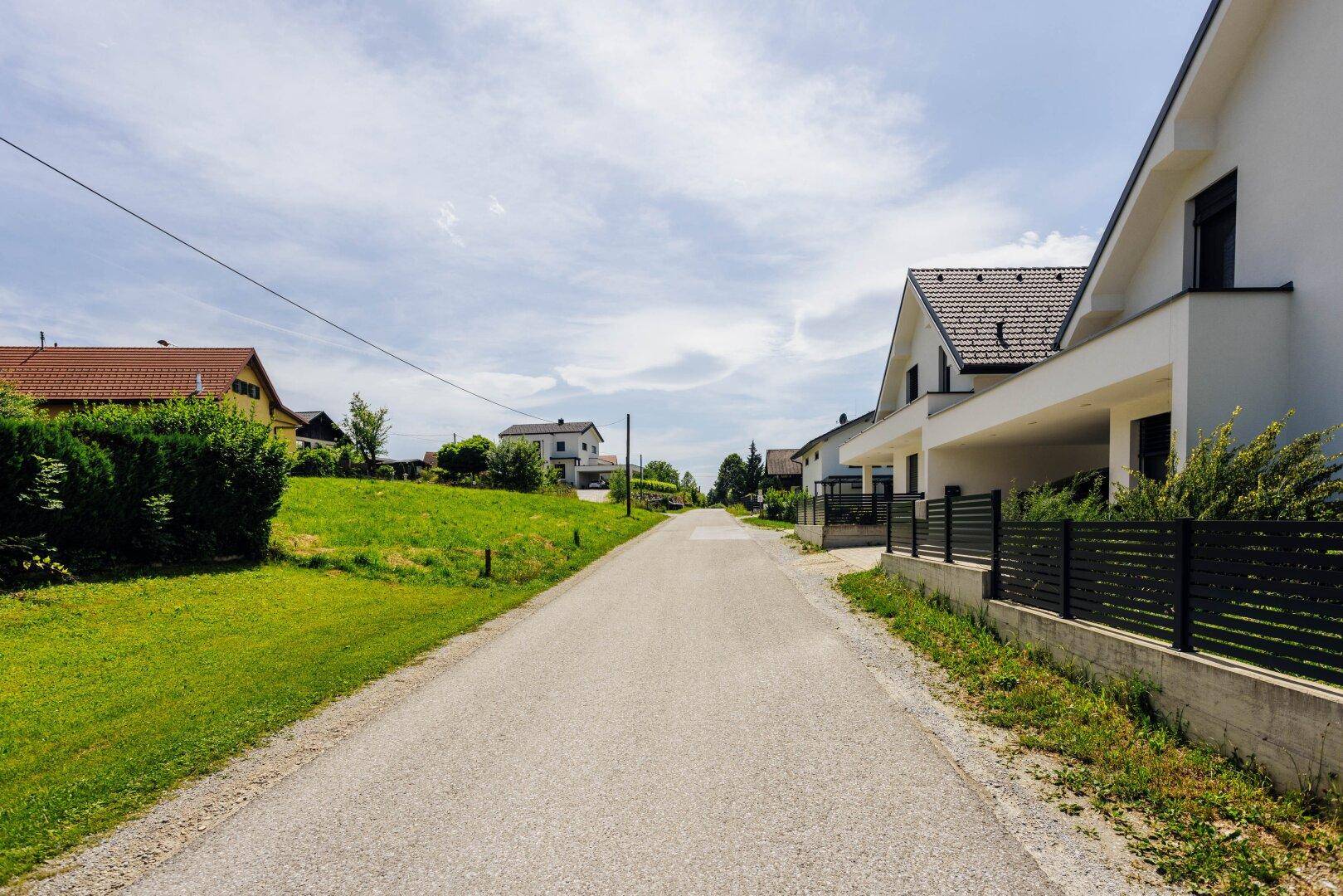 Ruhige Wohnstraße mit modernen Einfamilienhäusern, die über Carports verfügen.