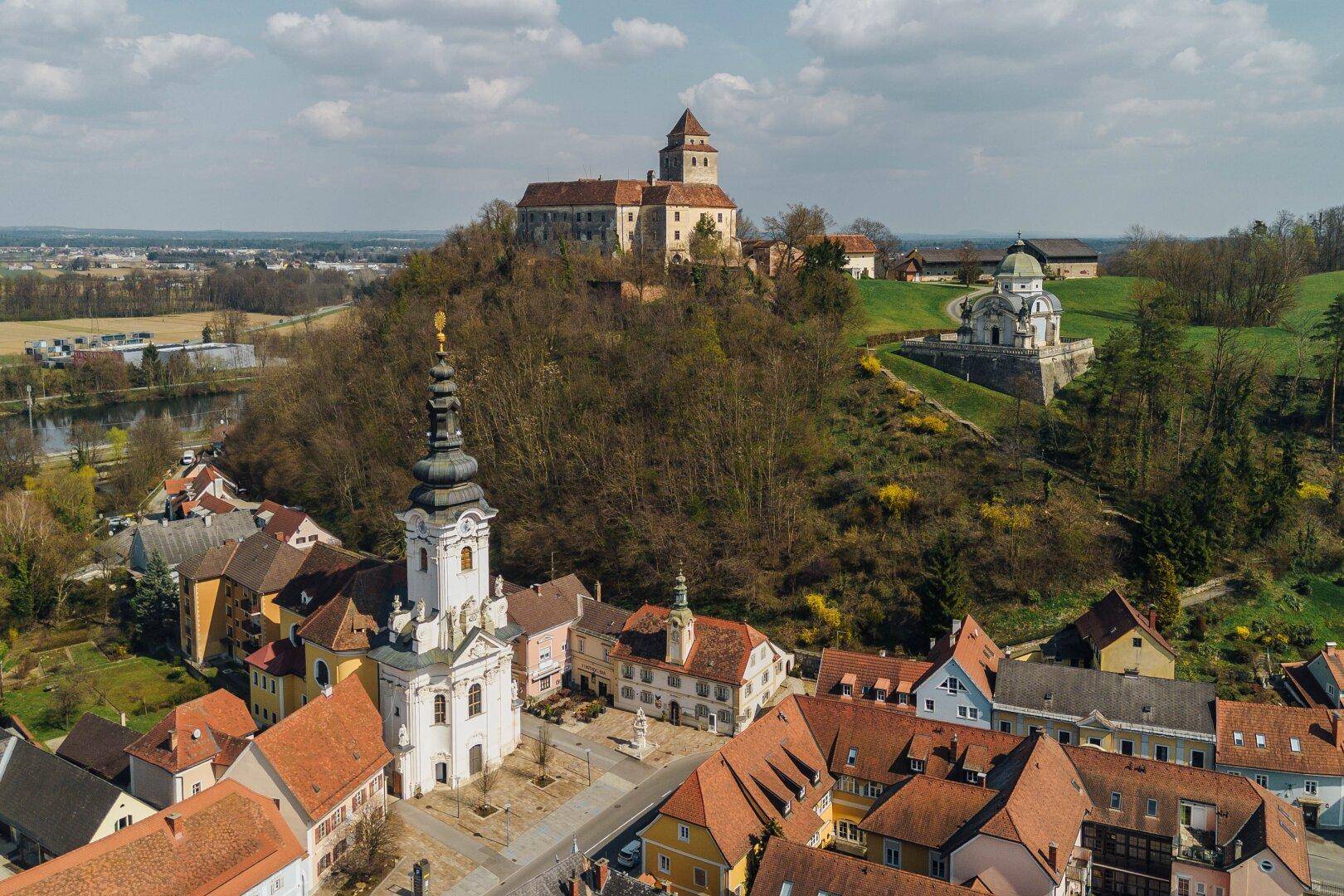 Panoramablick aus der Luft auf die historische Stadt, die Kirche und die majestätische Burg auf dem Hügel.