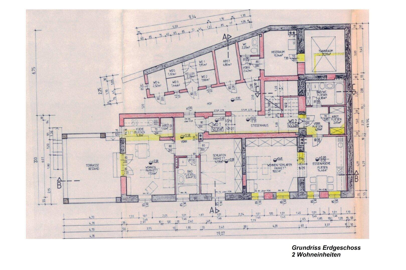 Grundriss des Erdgeschosses mit zwei Wohneinheiten, Terrasse und verschiedenen Räumen.