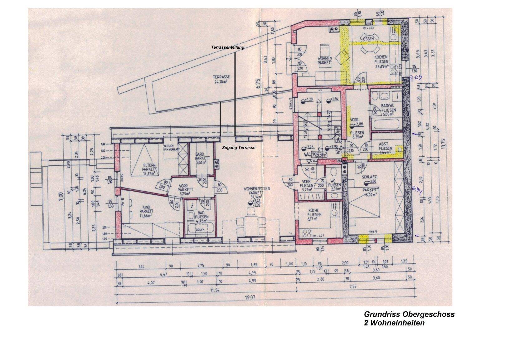 Grundriss des Obergeschosses mit zwei Wohneinheiten und Zugang zur Terrasse.
