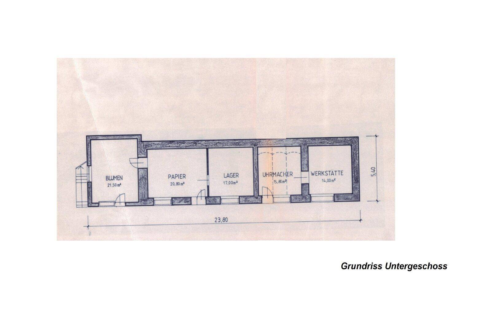 Grundriss des Untergeschosses mit verschiedenen Lagerräumen und einer Werkstatt.
