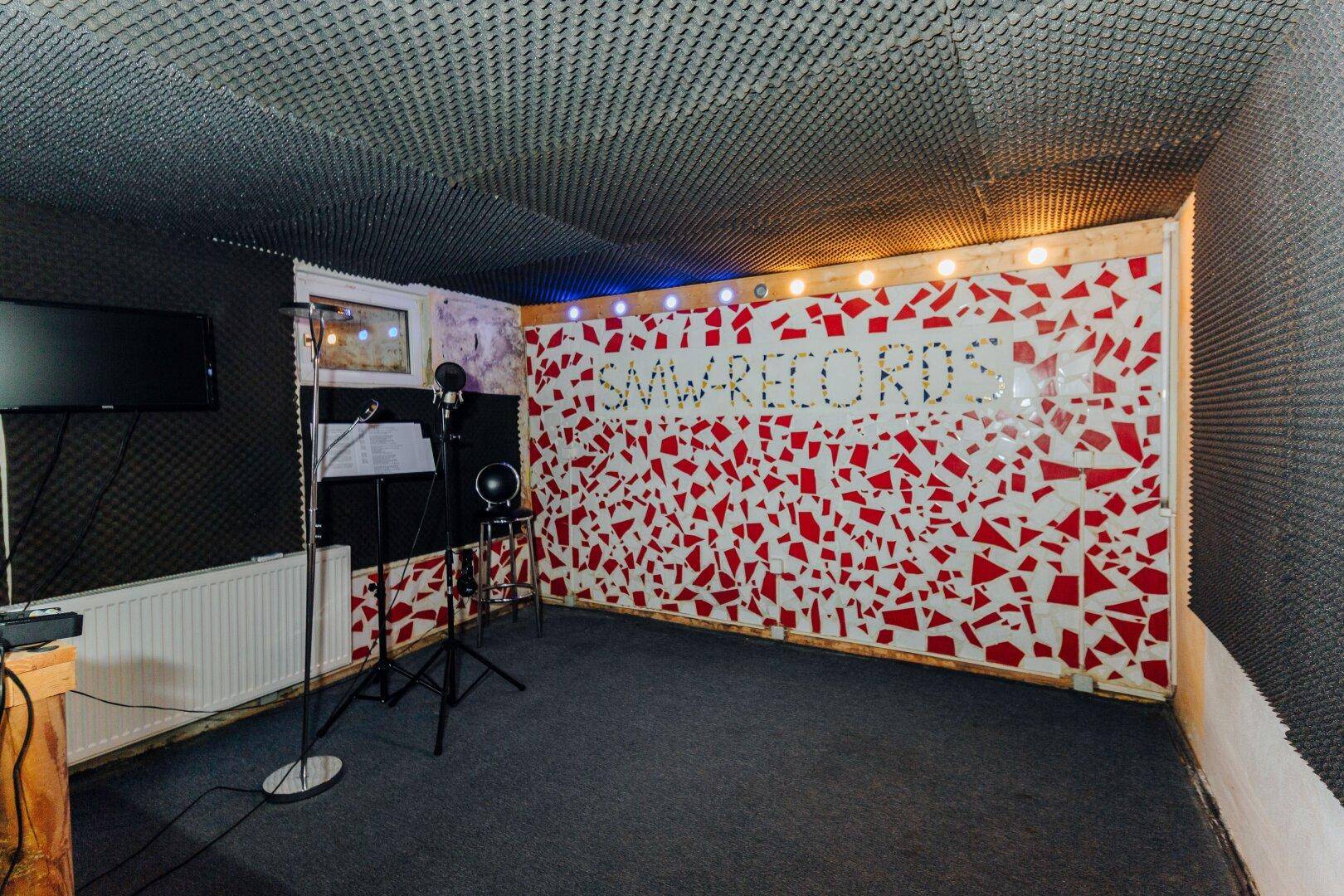 Musikzimmer im Keller mit schallgedämmter Decke und Wanddekoration, ideal für Aufnahmen.