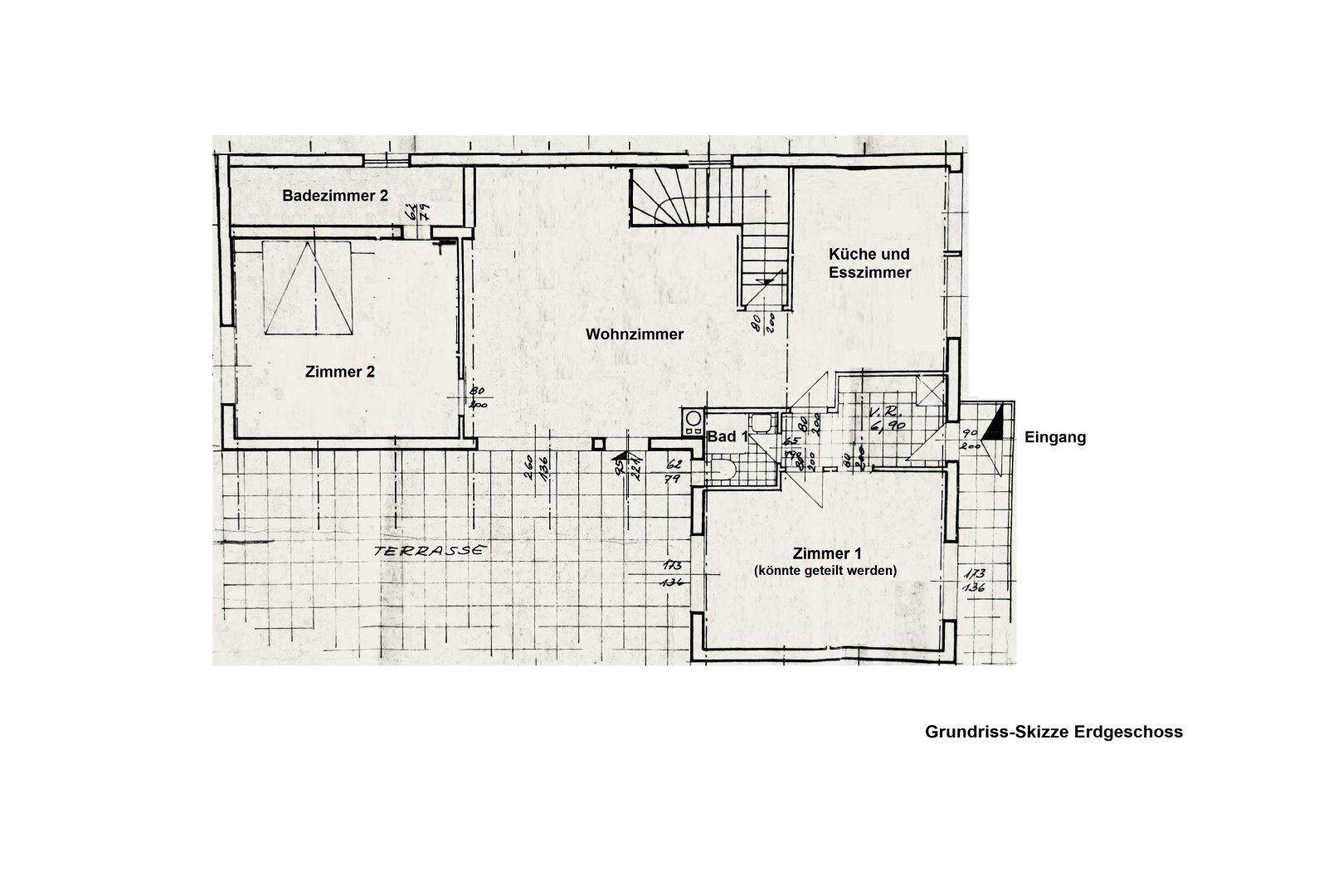 Grundriss-Skizze des Erdgeschosses mit Wohnzimmer, Küche, Esszimmer, zwei Bädern und Terrasse.