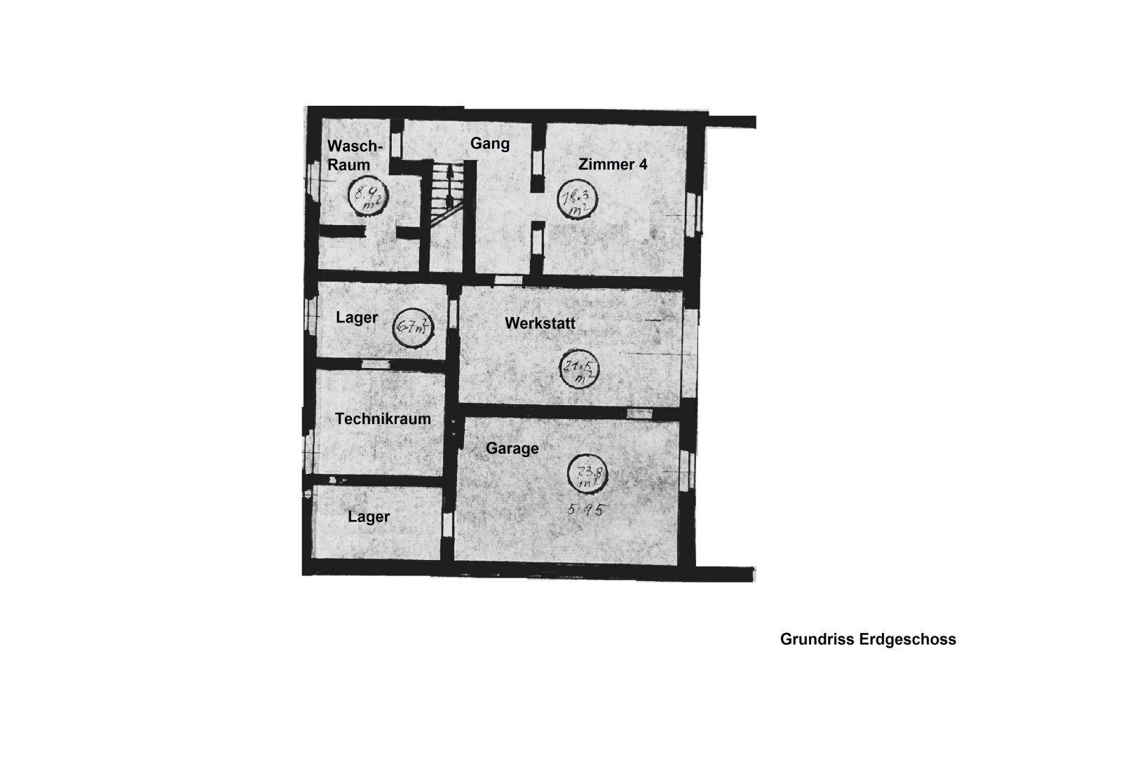 Grundriss des Erdgeschosses mit Garage, Waschraum, Werkstatt und Lagerräumen.