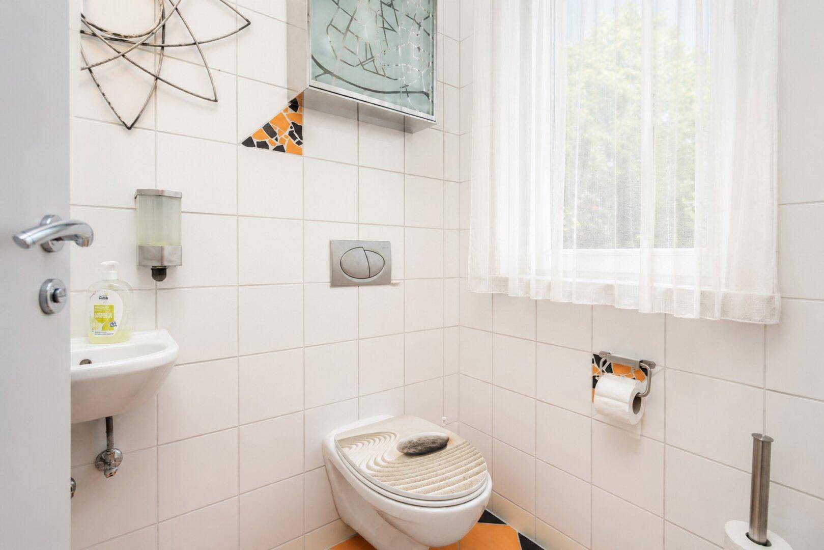 Kleines Gäste-WC mit Fenster, Wand-WC und modernem Design.