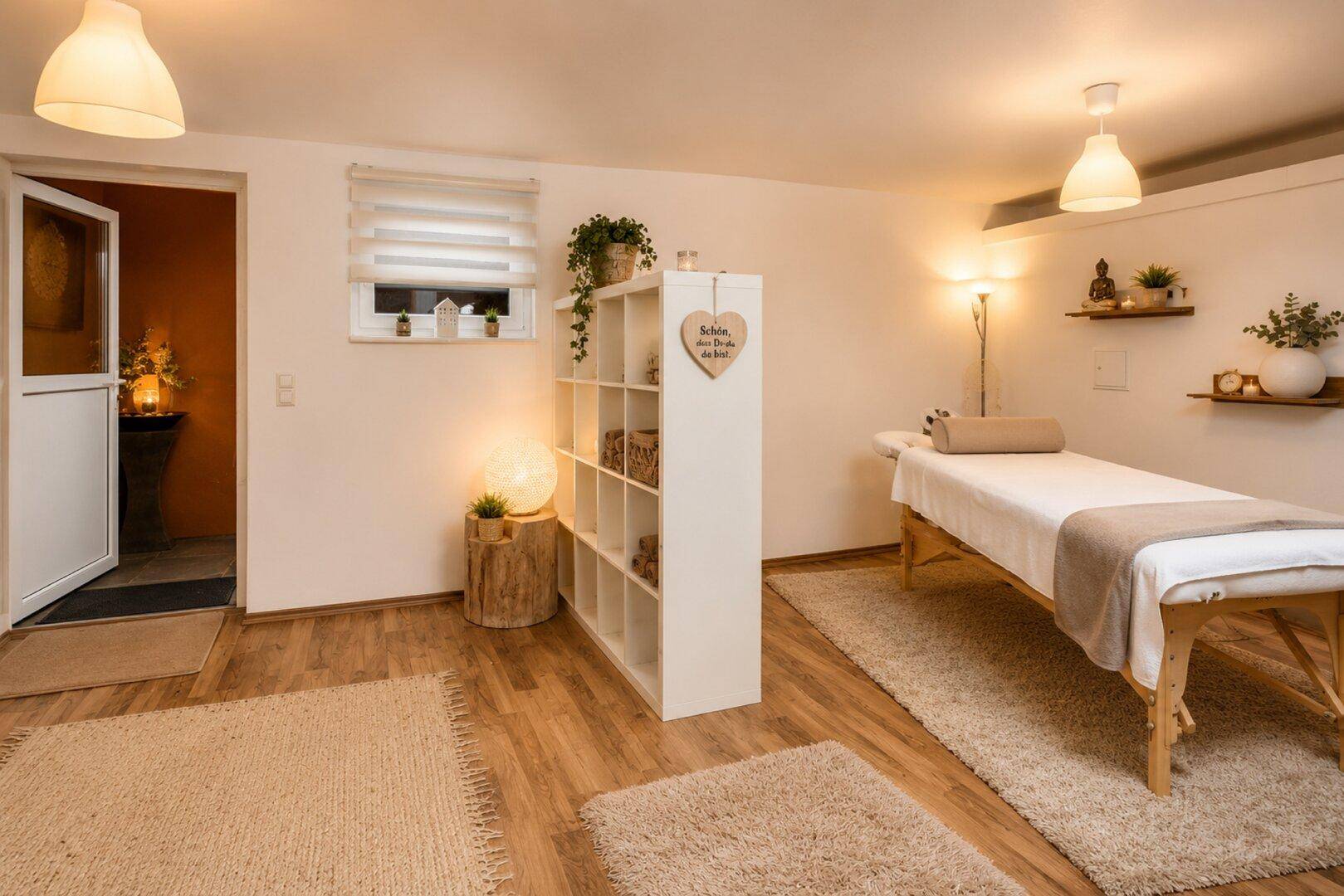 Heller Raum, ideal als Büro oder Behandlungszimmer, mit Holzboden und Regalen.