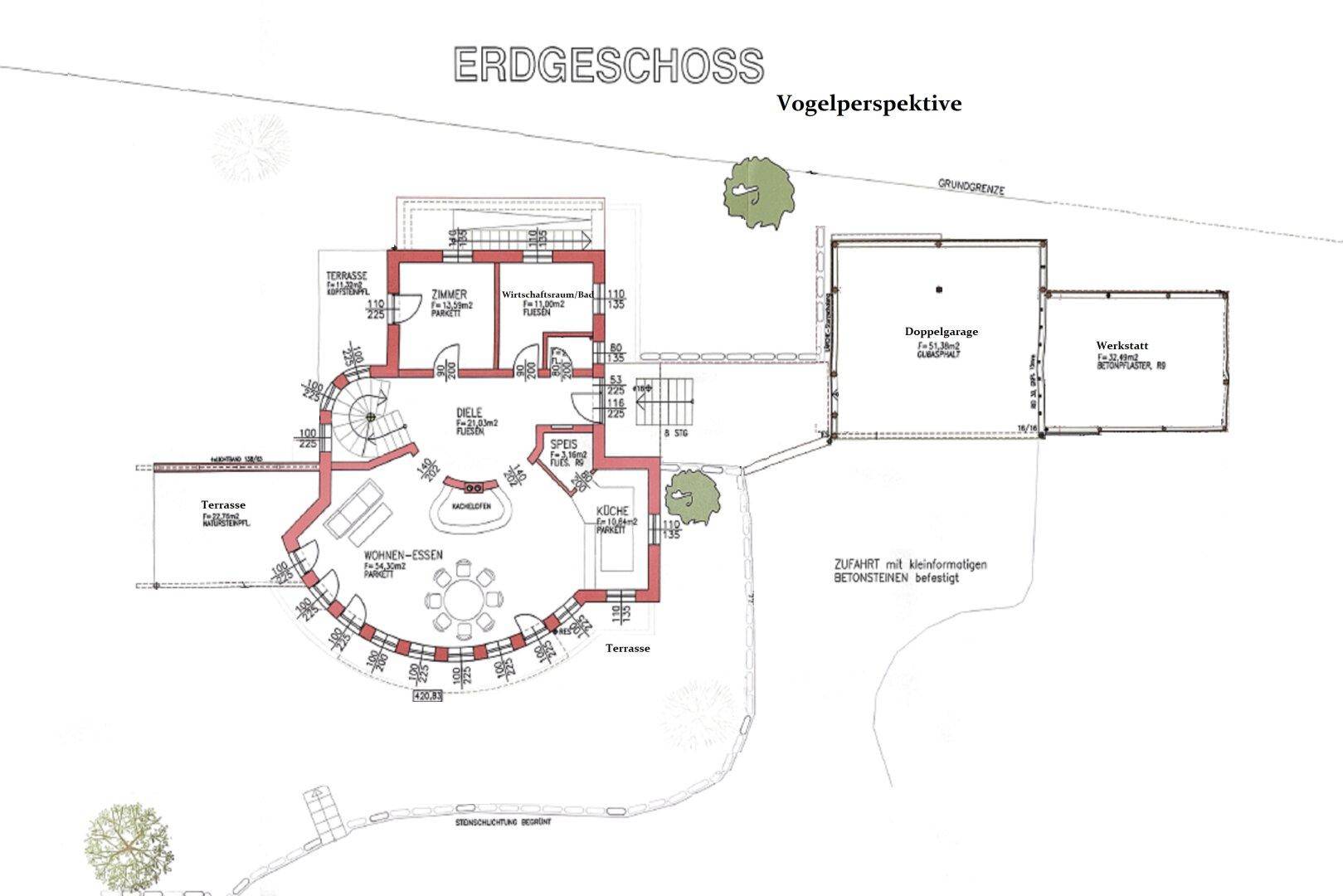 Vogelperspektive des Erdgeschosses mit Wohnbereich, Küche, Terrassen und separater Doppelgarage mit Werkstatt.