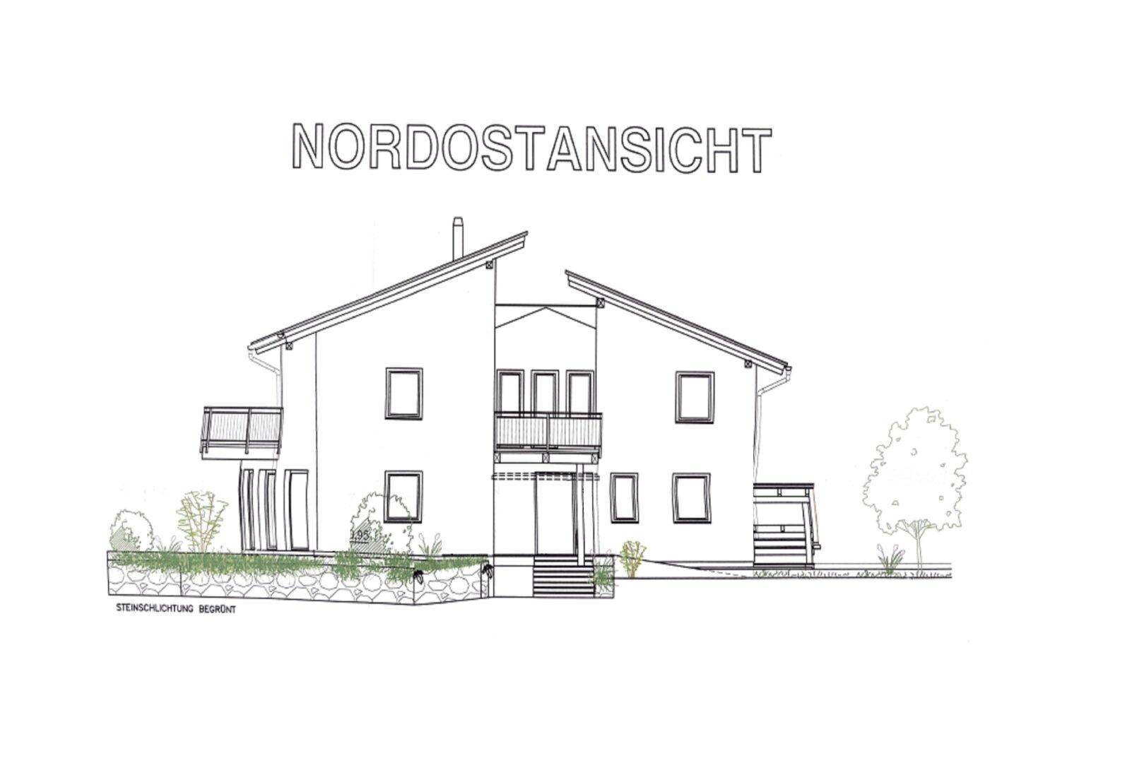 Nordostansicht des Gebäudes mit Balkonen, Fenstern und einem modernen Satteldach.