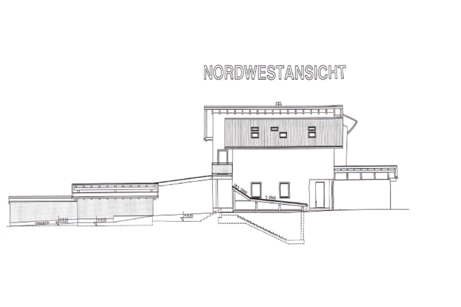 Nordwestansicht des Gebäudes mit Terrassen, Balkon und einer modernen Fassadengestaltung.