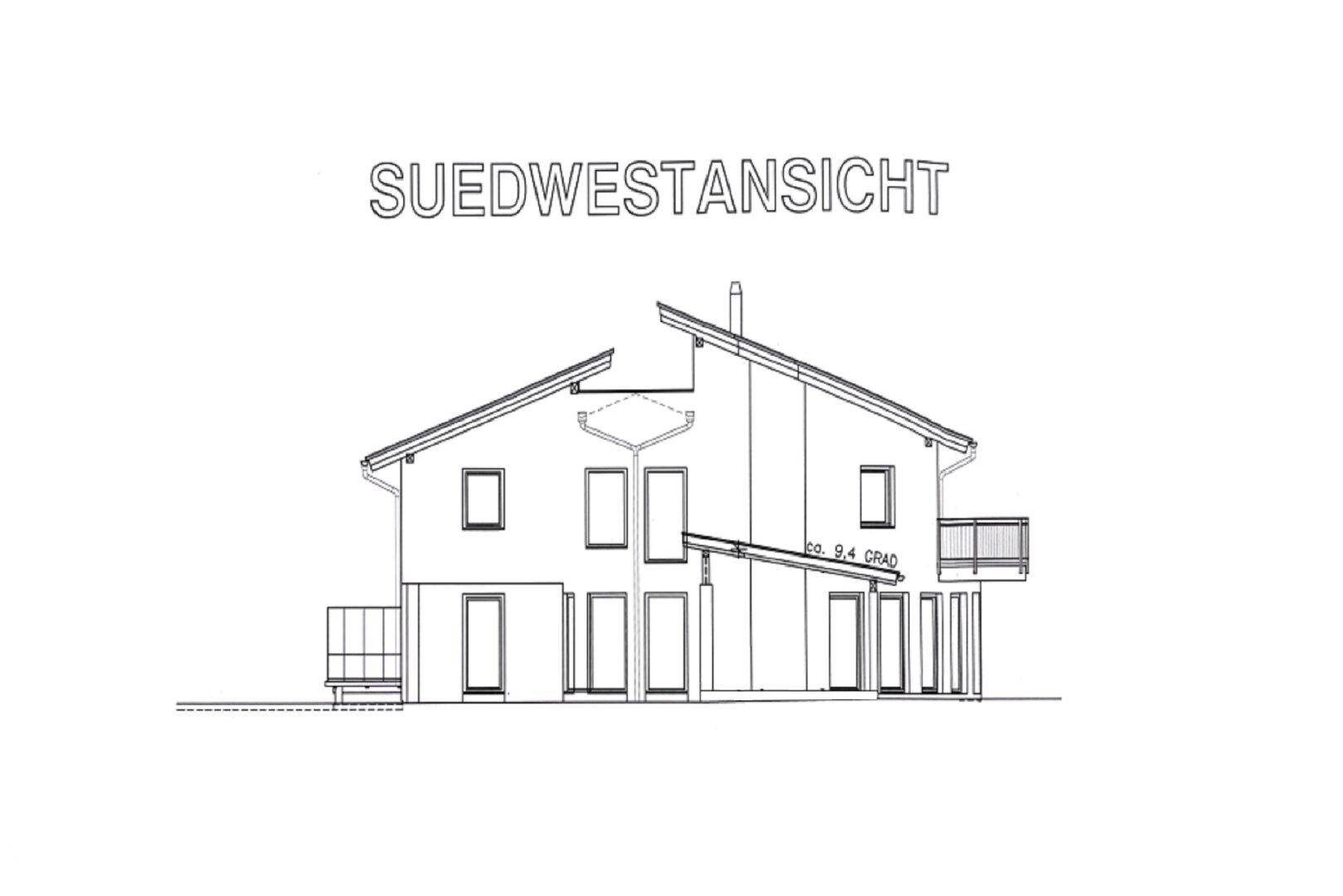 Südwestansicht des Gebäudes mit großen Fenstern, Balkon und charakteristischem Satteldach.