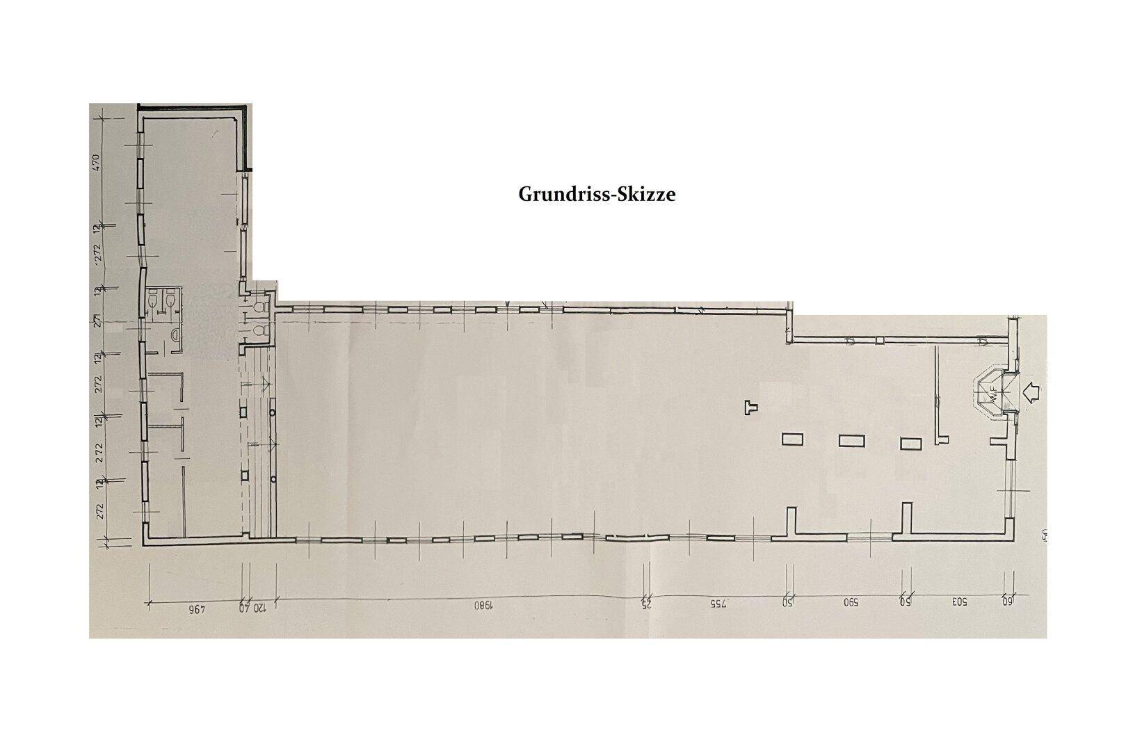 Grundriss-Skizze eines langen, schmalen Raumes mit angrenzenden kleineren Bereichen.