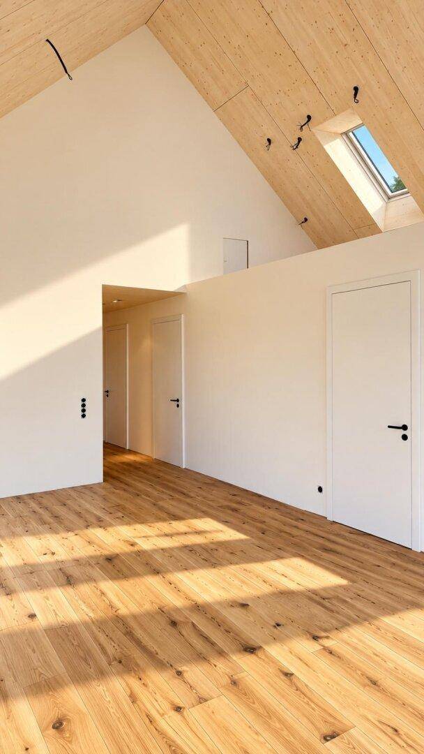 Heller Flur mit Holzboden, Holzdach und mehreren Türen zu angrenzenden Räumen.