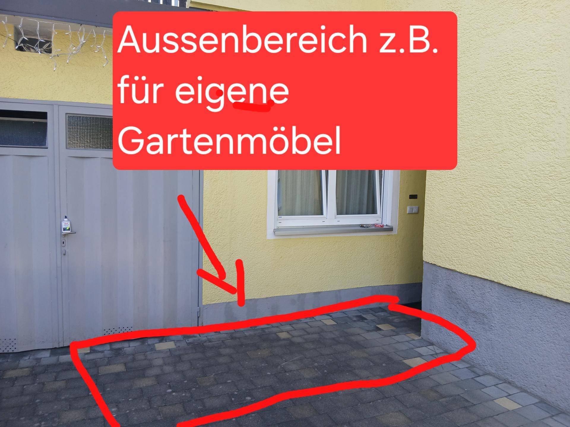 Gepflasterter Außenbereich, ideal für eigene Gartenmöbel, neben dem Gebäude.