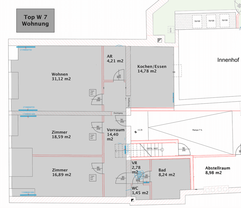 Grundriss der Wohnung Top W 7 mit Wohn-, Schlaf- und Nassbereichen sowie Innenhof.