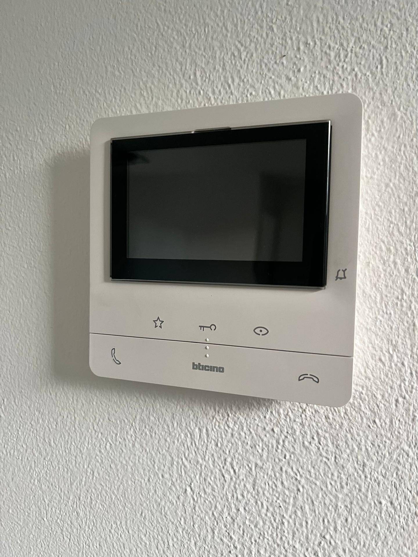 Modernes Video-Gegensprechanlage-System an einer weißen Wand für erhöhte Sicherheit und Komfort.