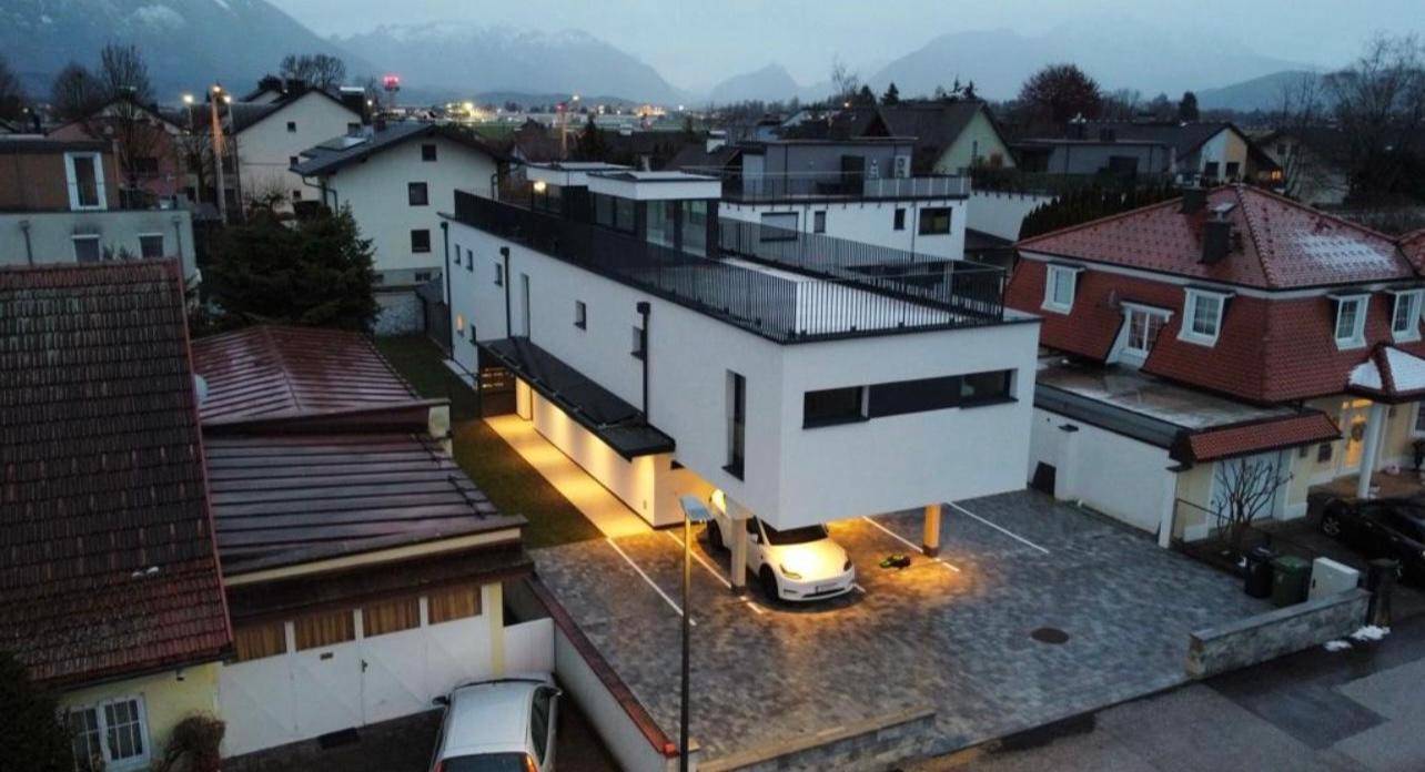 Exklusives modernes Gebäude mit Bergblick und großzügigen Außenbereichen in einer Wohngegend.