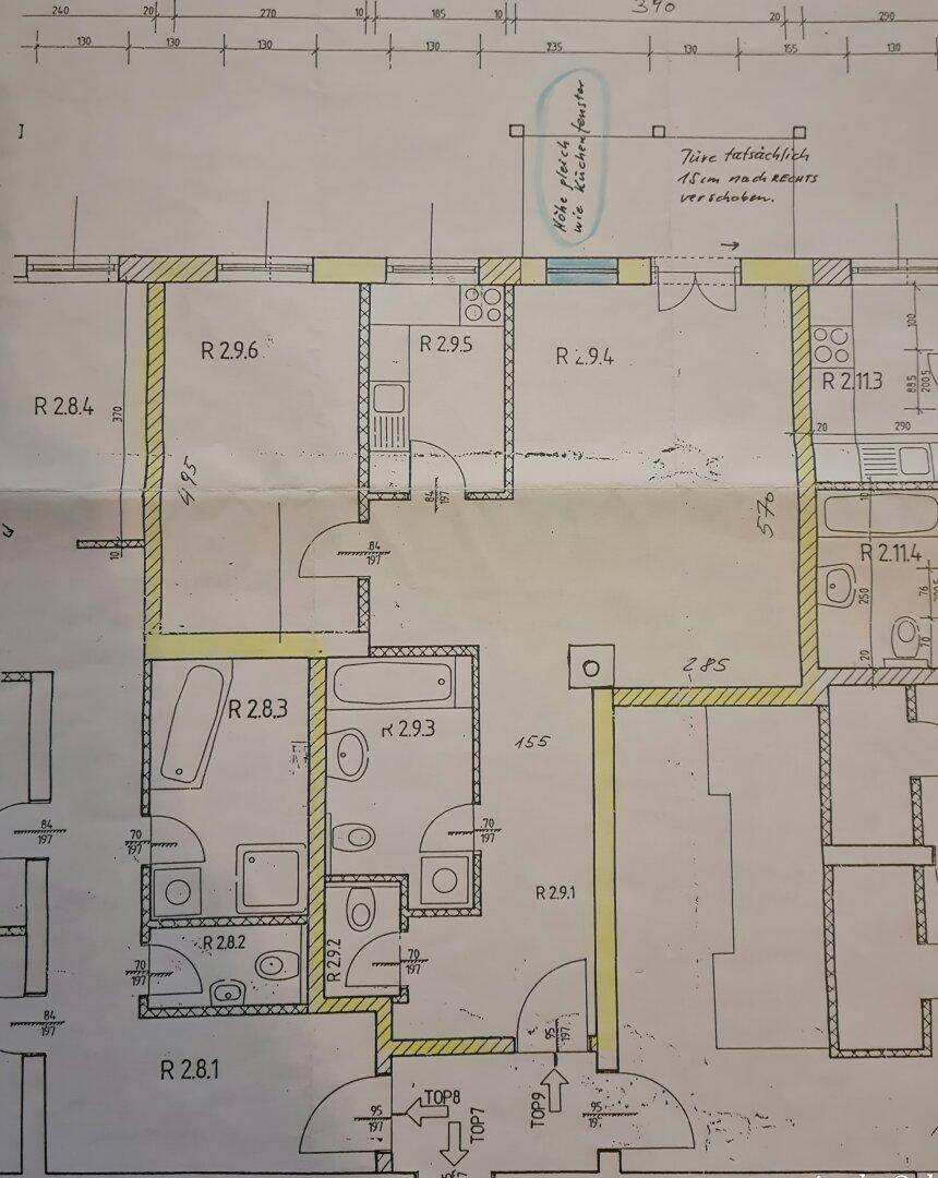 Grundriss einer Wohnung mit mehreren Zimmern, Bädern und einem Balkon.
