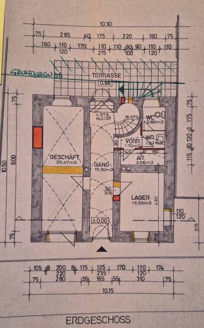 Grundriss des Erdgeschosses mit Geschäftsfläche, Lager und Terrasse.