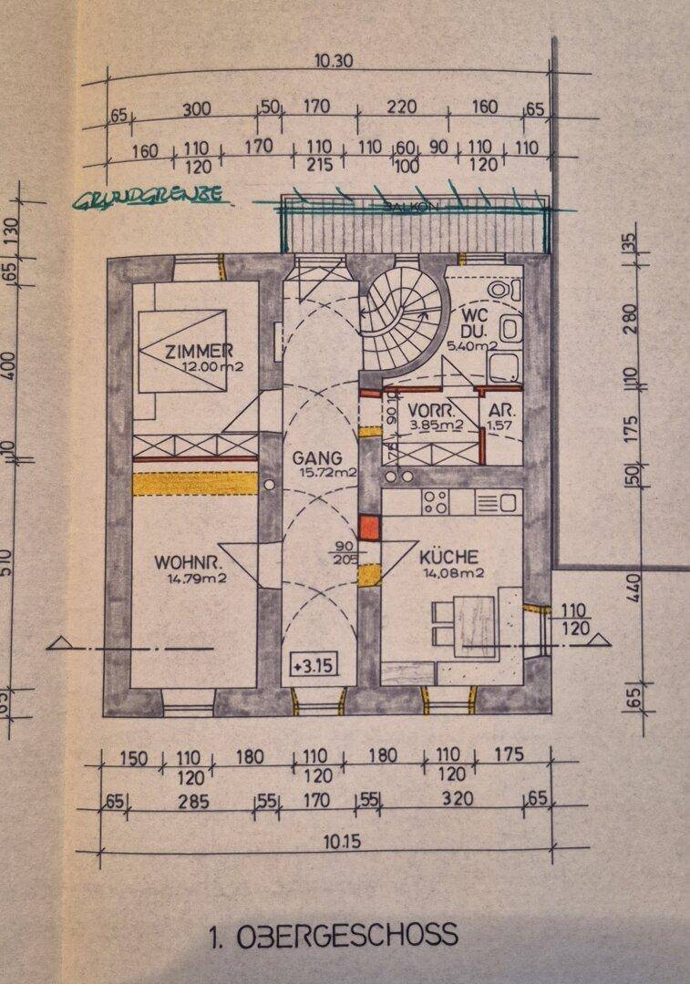 Grundriss des ersten Obergeschosses mit Wohnzimmer, Küche und Schlafzimmer.