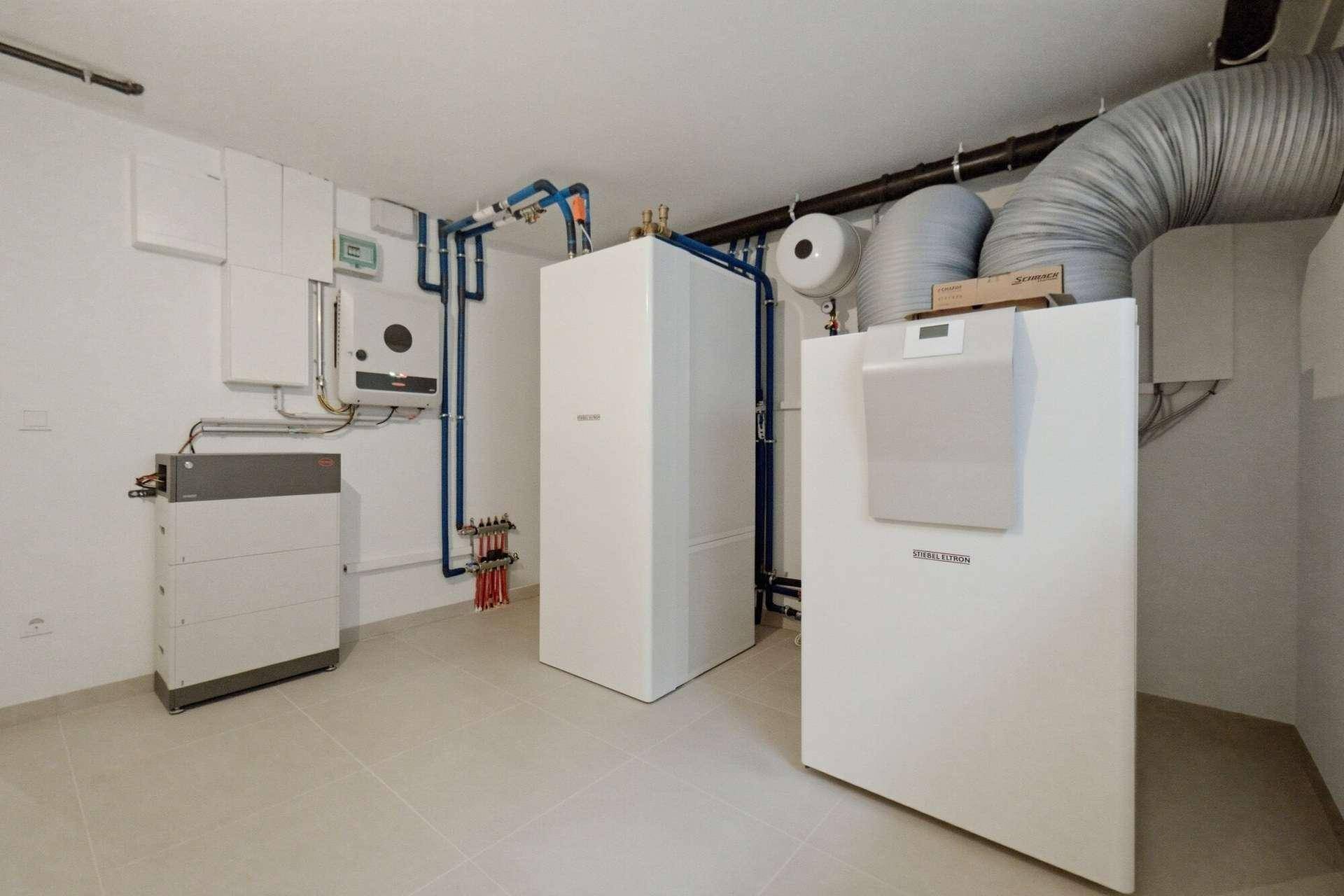 Detailansicht der Heizungsanlage und Lüftungstechnik in einem modernen Versorgungsraum.
