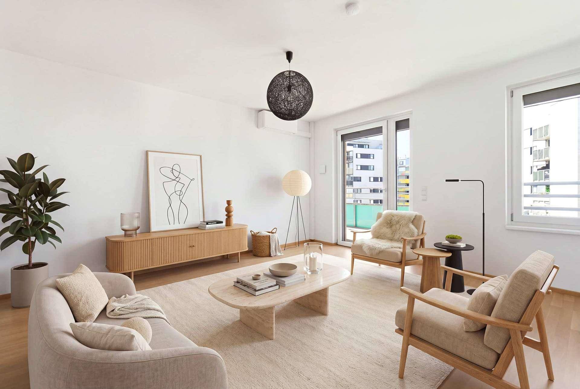 Gemütliches Wohnzimmer mit hellem Holzboden, modernen Möbeln und Zugang zum Balkon.