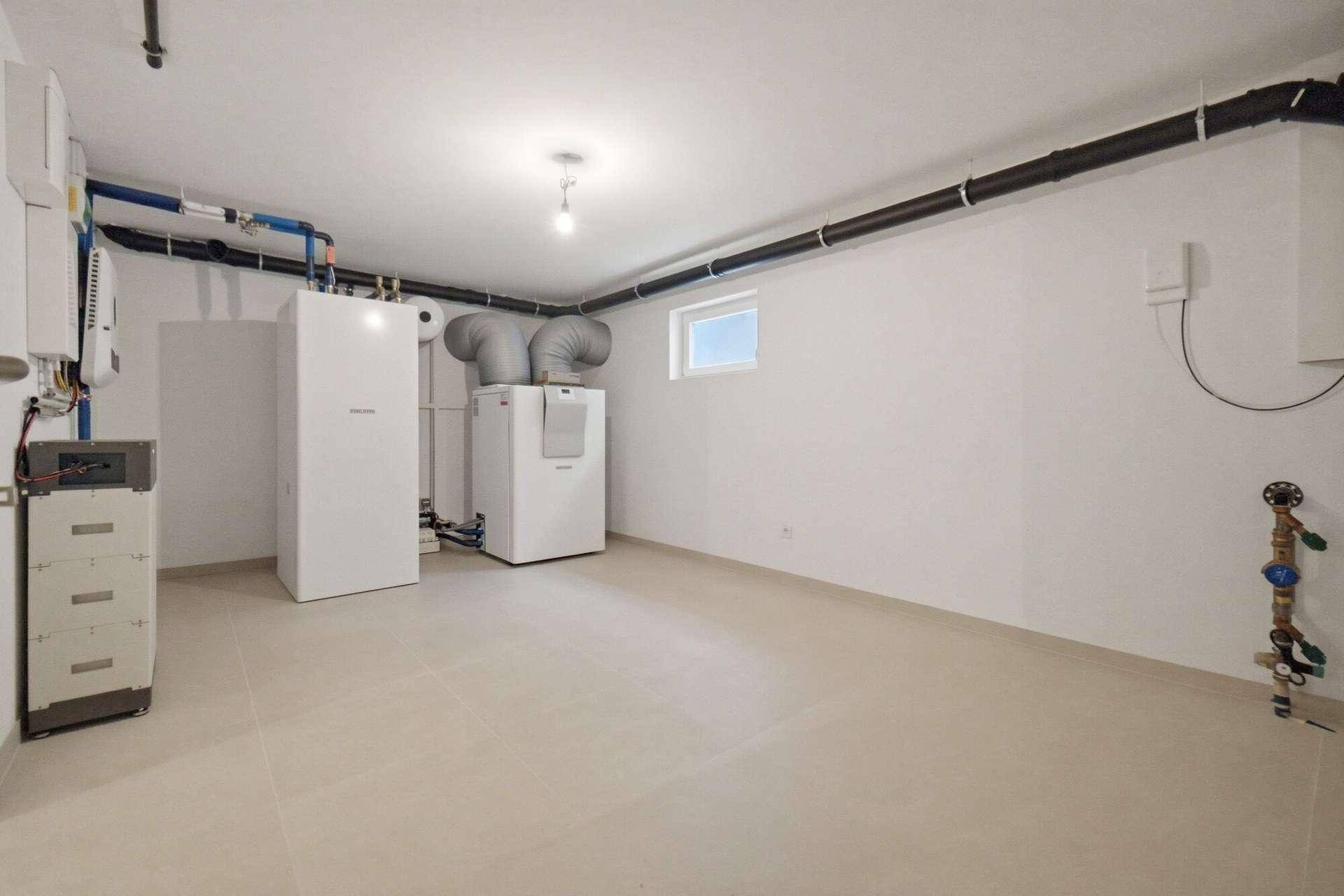 Technikraum im Keller mit Heizungsanlage und Installationen, funktional und gut organisiert.
