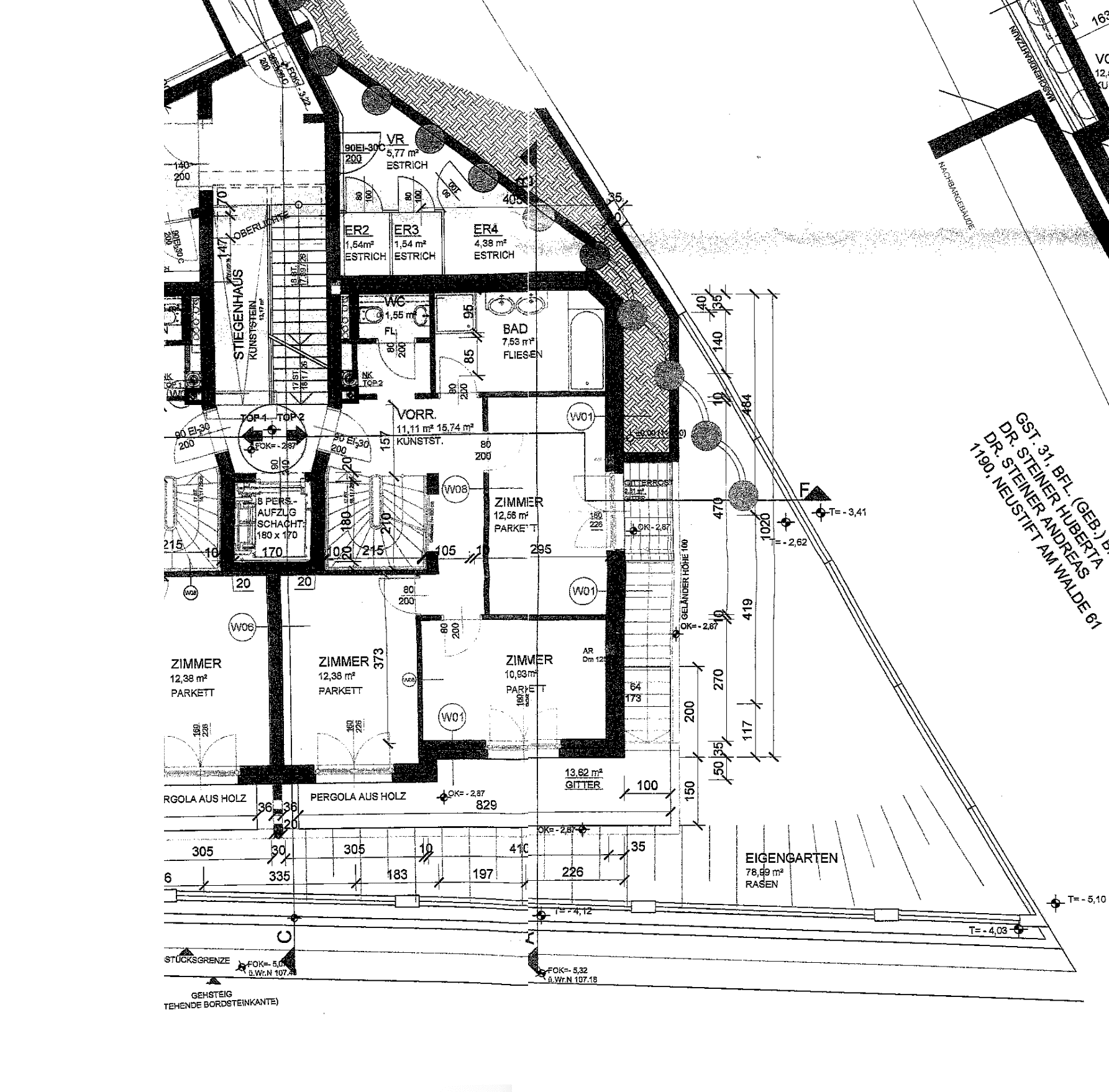 Architektonischer Grundriss mit Zimmern, Bädern und Zugang zu Eigengärten.