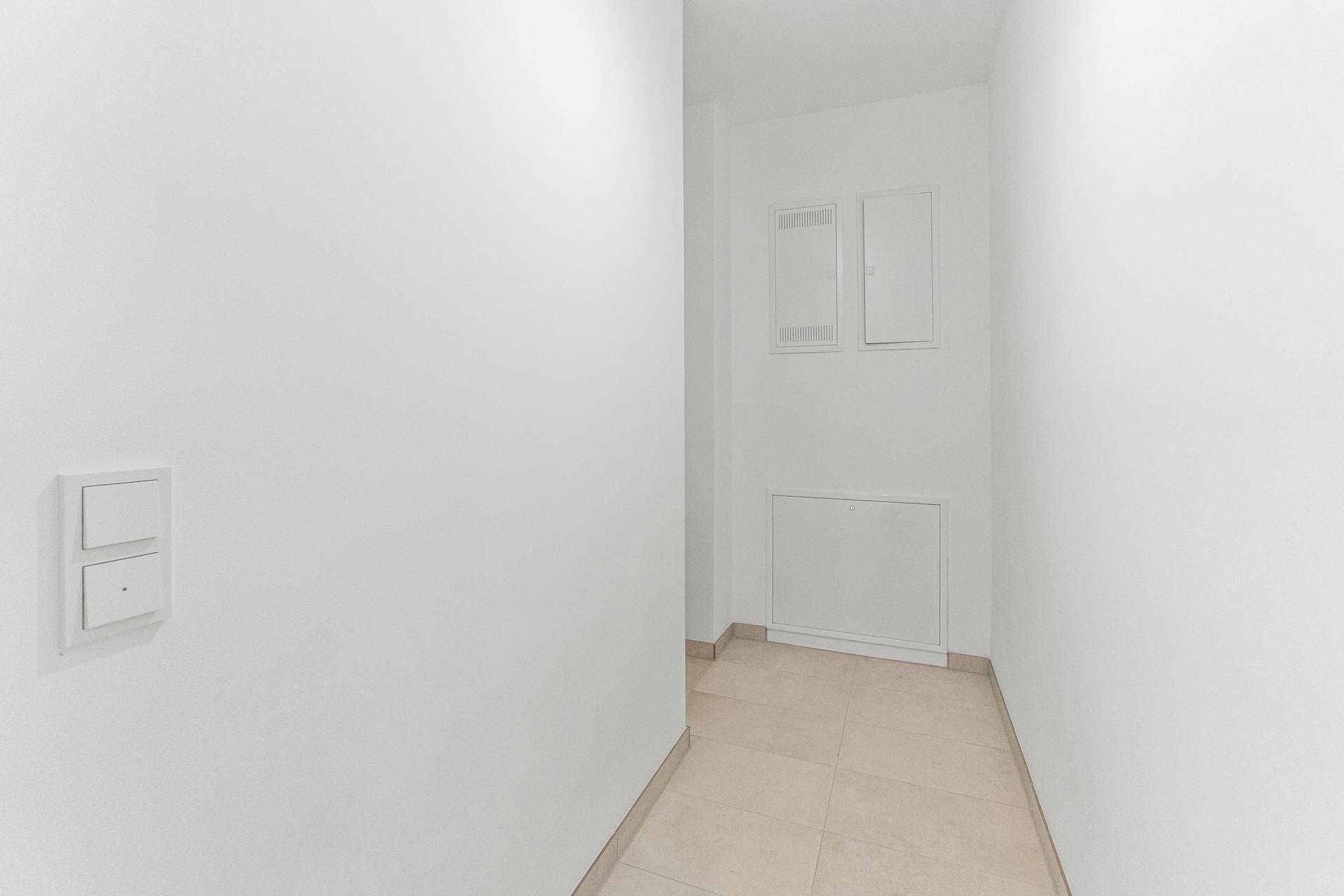 Heller Flur mit Fliesenboden und Zugang zu den verschiedenen Räumen der Wohnung.