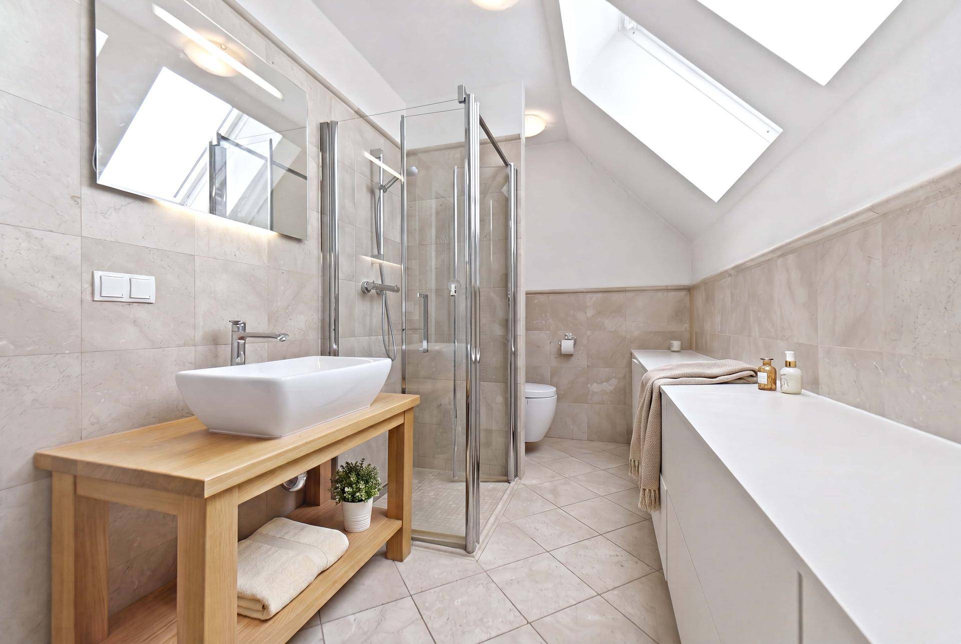Modernes Badezimmer im Dachgeschoss mit Schrägdach, Dachfenstern, Dusche und Einzelwaschbecken.