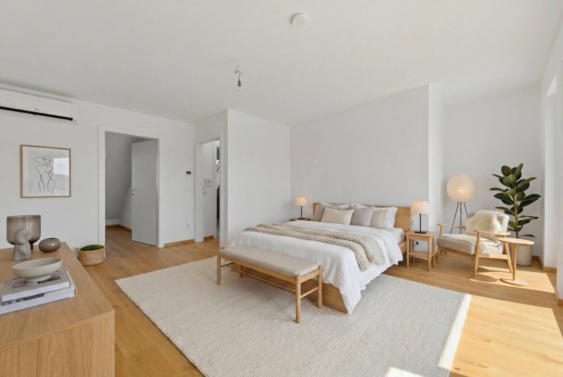 Modernes Schlafzimmer mit Holzboden, großem Bett und Klimaanlage, bereit für persönliche Gestaltung.