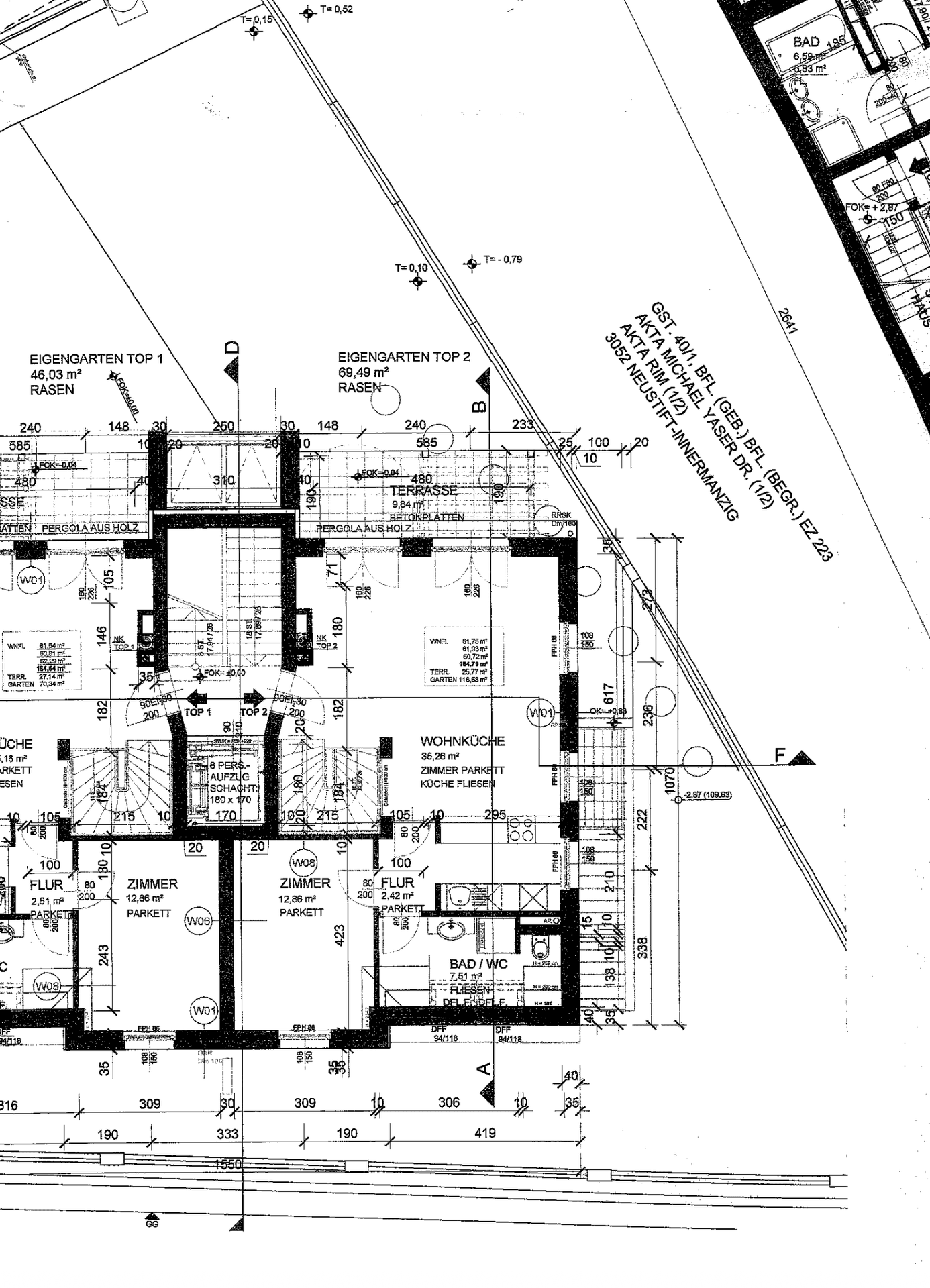 Detaillierter Grundriss mit Terrassen, Eigengärten und verschiedenen Zimmern.
