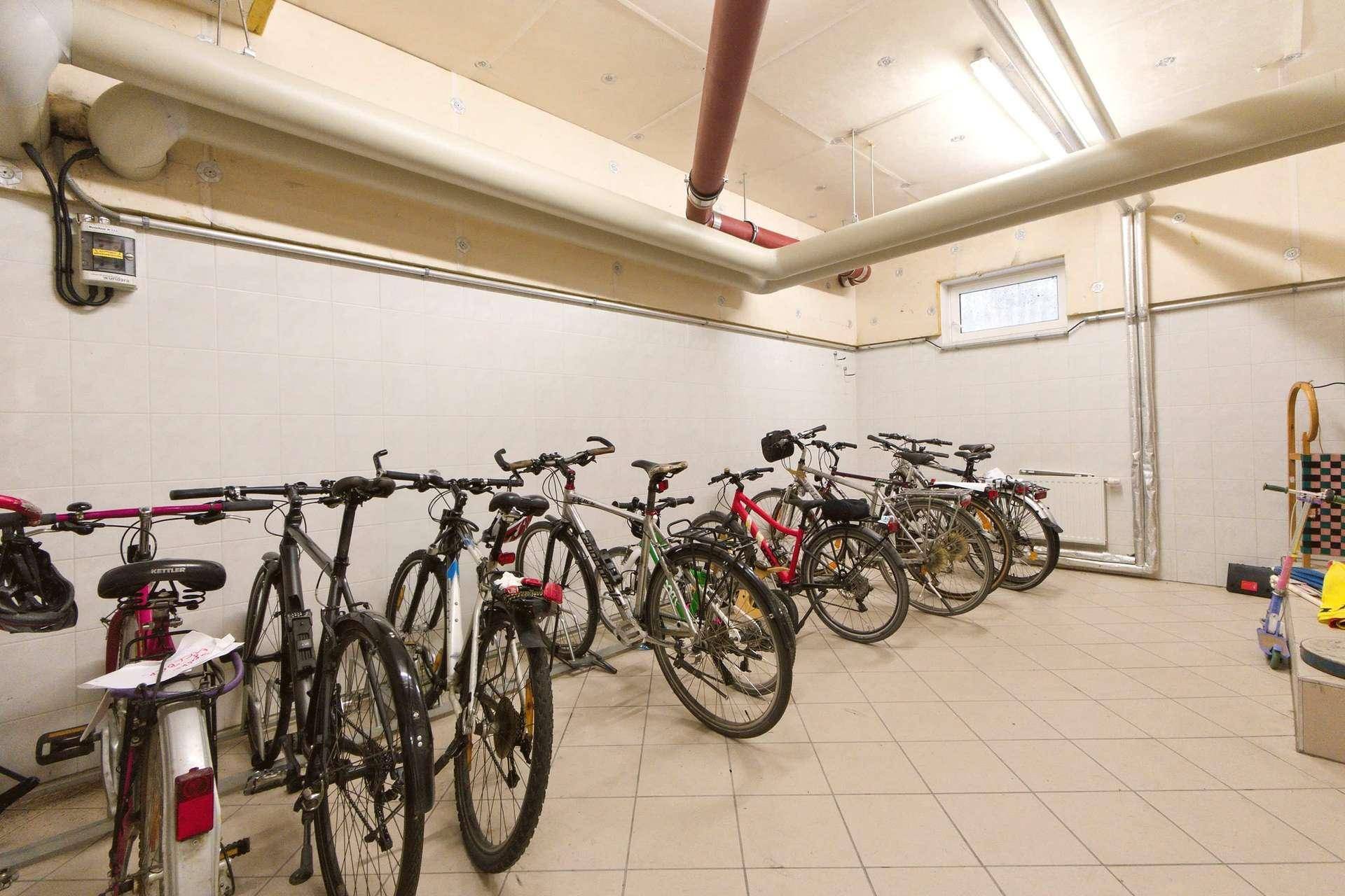 Fahrradraum mit mehreren abgestellten Fahrrädern, ideal für Bewohner des Gebäudes.