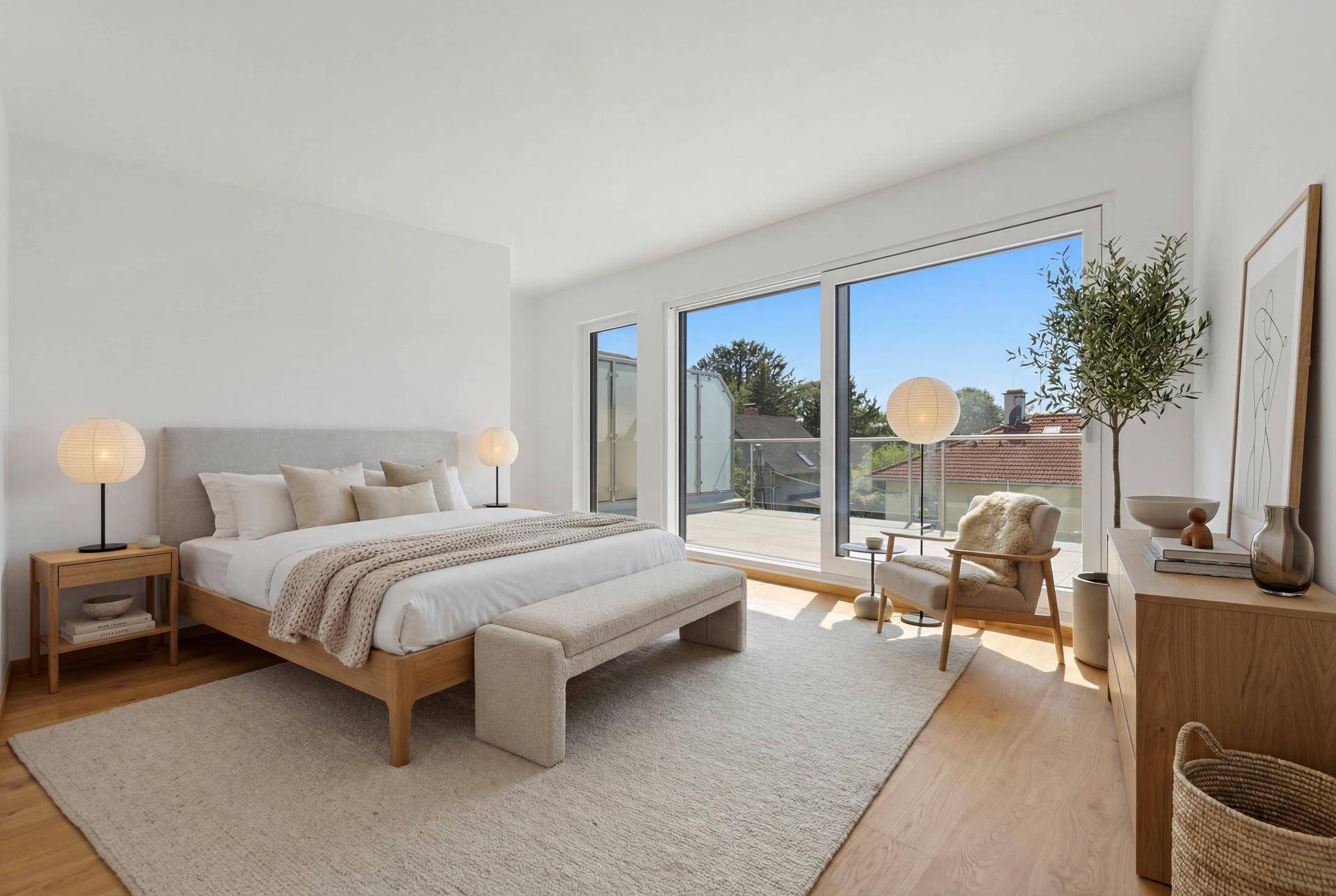 Helles Schlafzimmer mit Holzboden, modernem Bett und Zugang zu einer großen Terrasse.