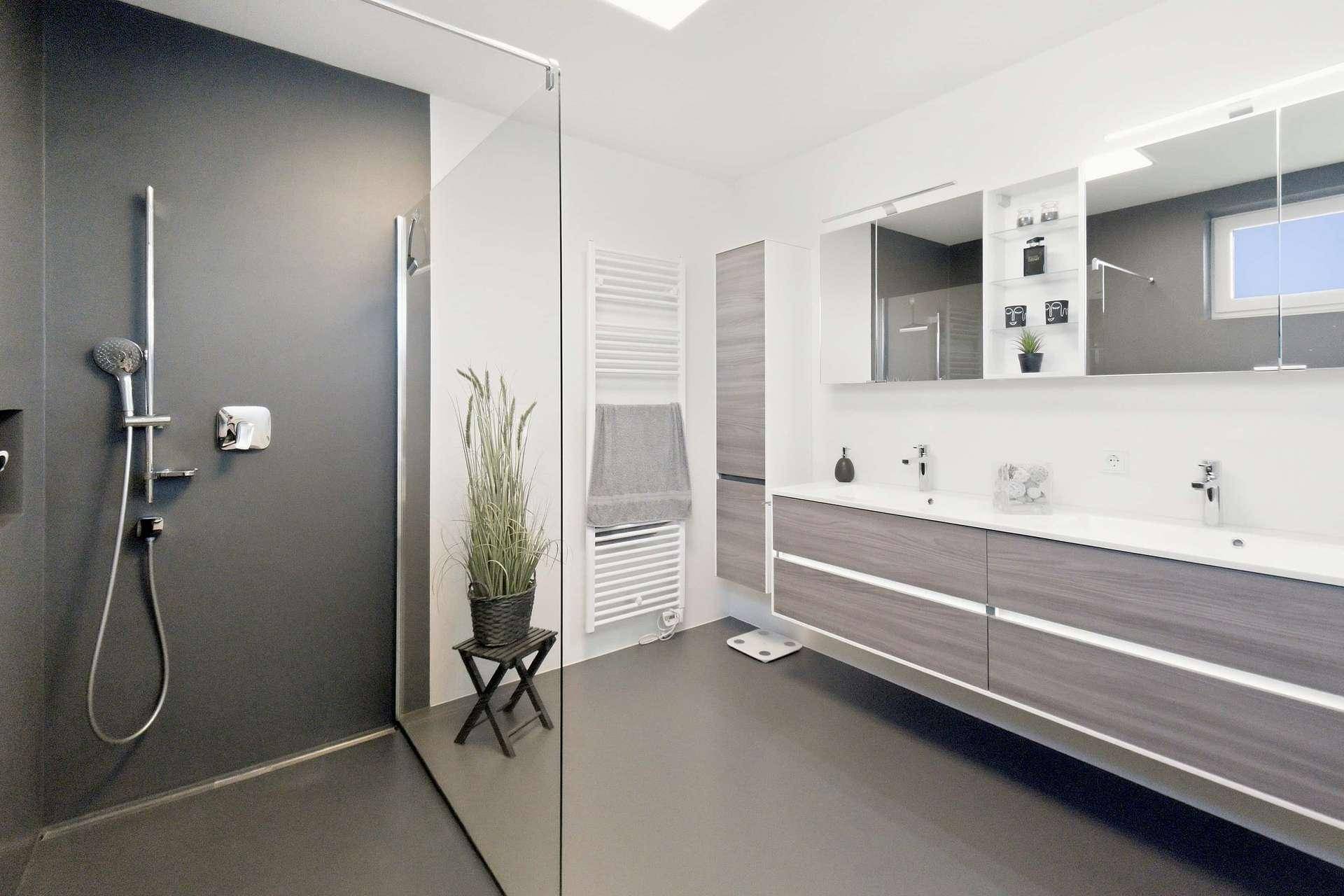 Geräumiges Badezimmer mit Doppelwaschbecken, großer Dusche und modernem Design.