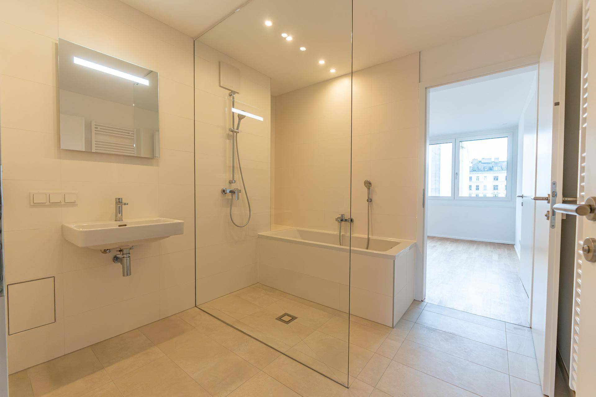 Modernes Badezimmer mit begehbarer Dusche, Badewanne und eleganten Fliesen.