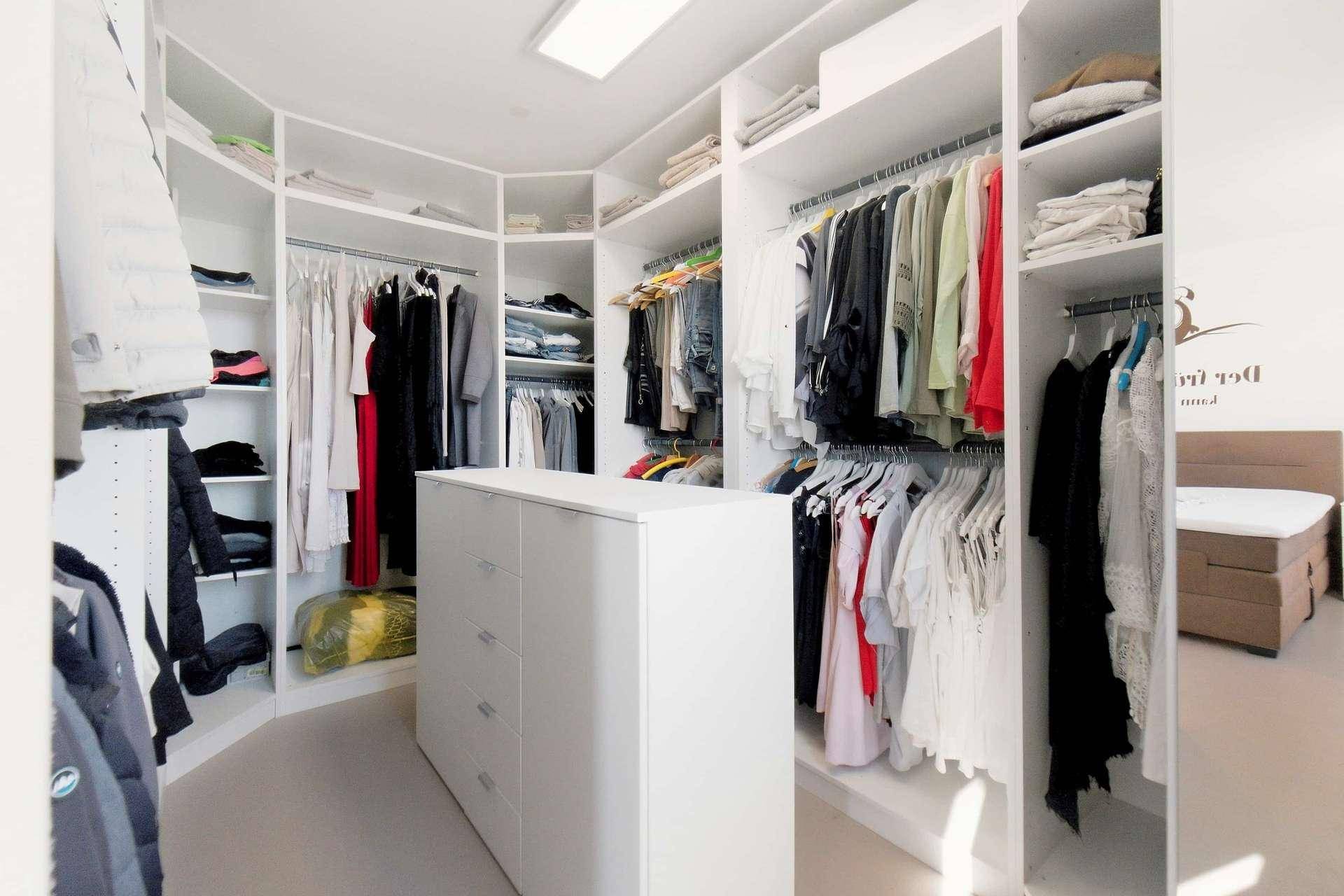 Geräumiger begehbarer Kleiderschrank mit viel Stauraum und integrierten Regalen.